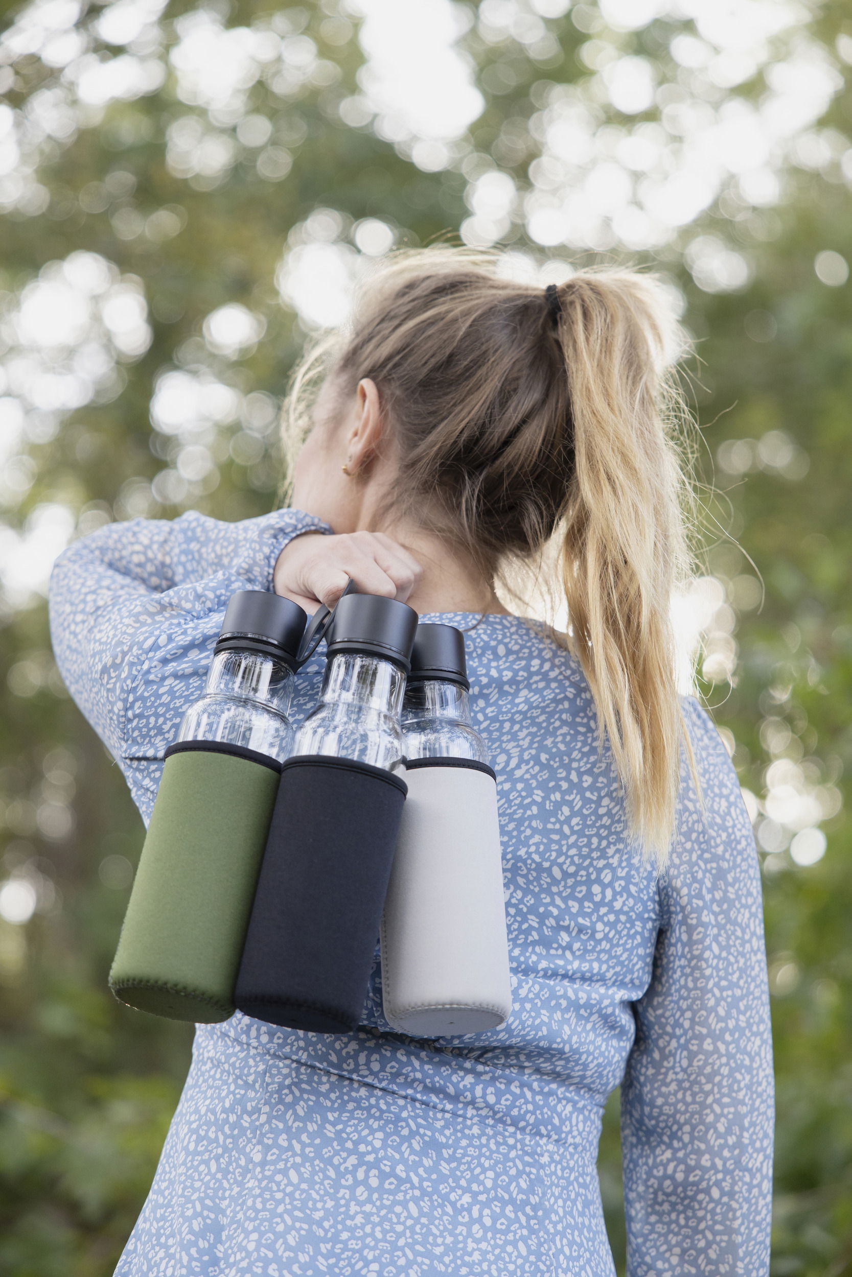 SAGAFORM To Go 0,6 l czarna - butelka na wodę szklana z pokrowcem