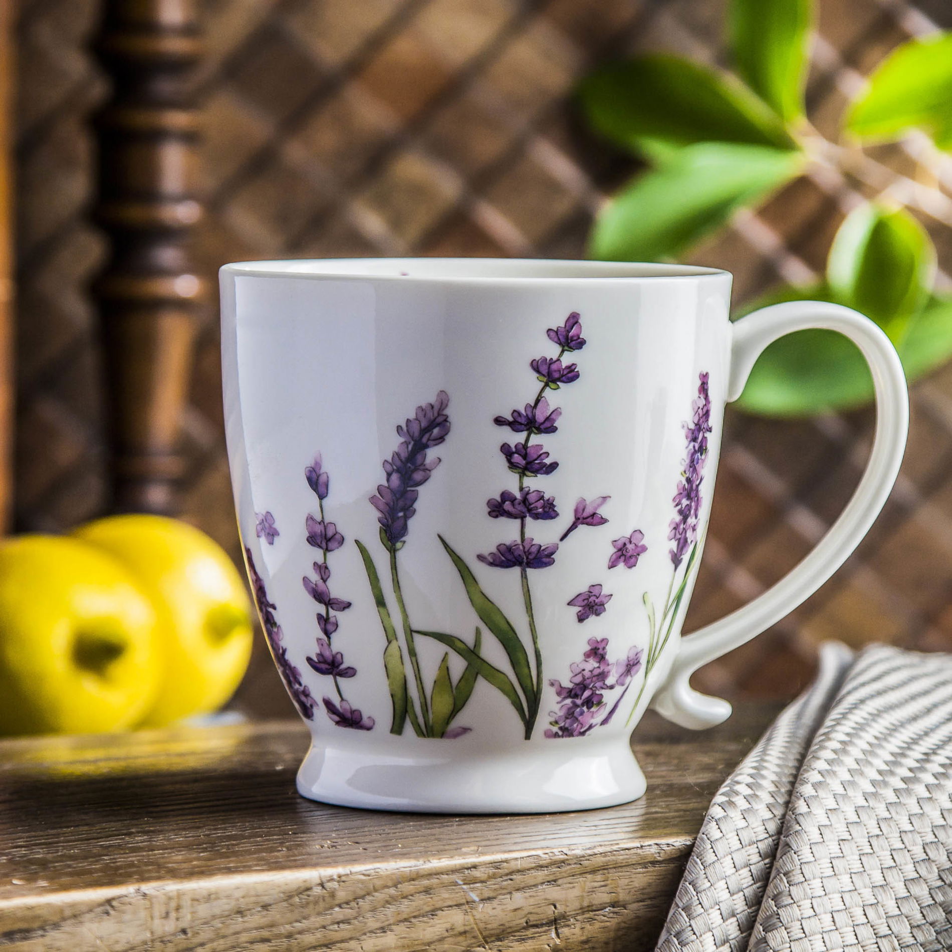 Porcelánový hrnek na noze DUO CLASSIC LAVENDER bílý 480 ml