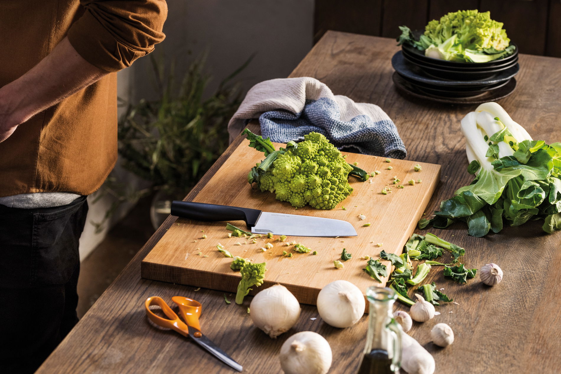 FISKARS Hard Edge 15,5 cm černý - nůž Santoku z nerezové oceli