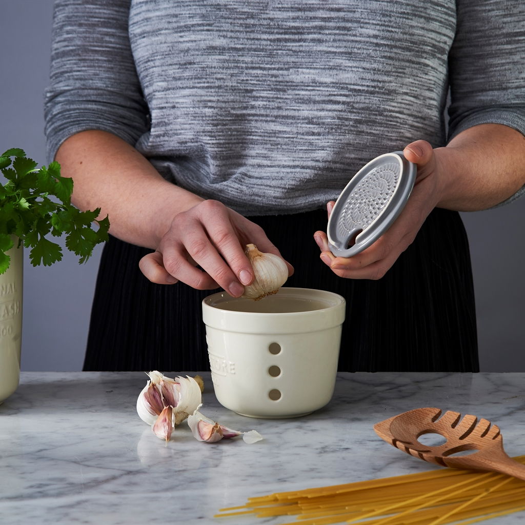 MASON CASH Innovative Kitchen biely - keramická nádoba na cesnak s strúhadlom