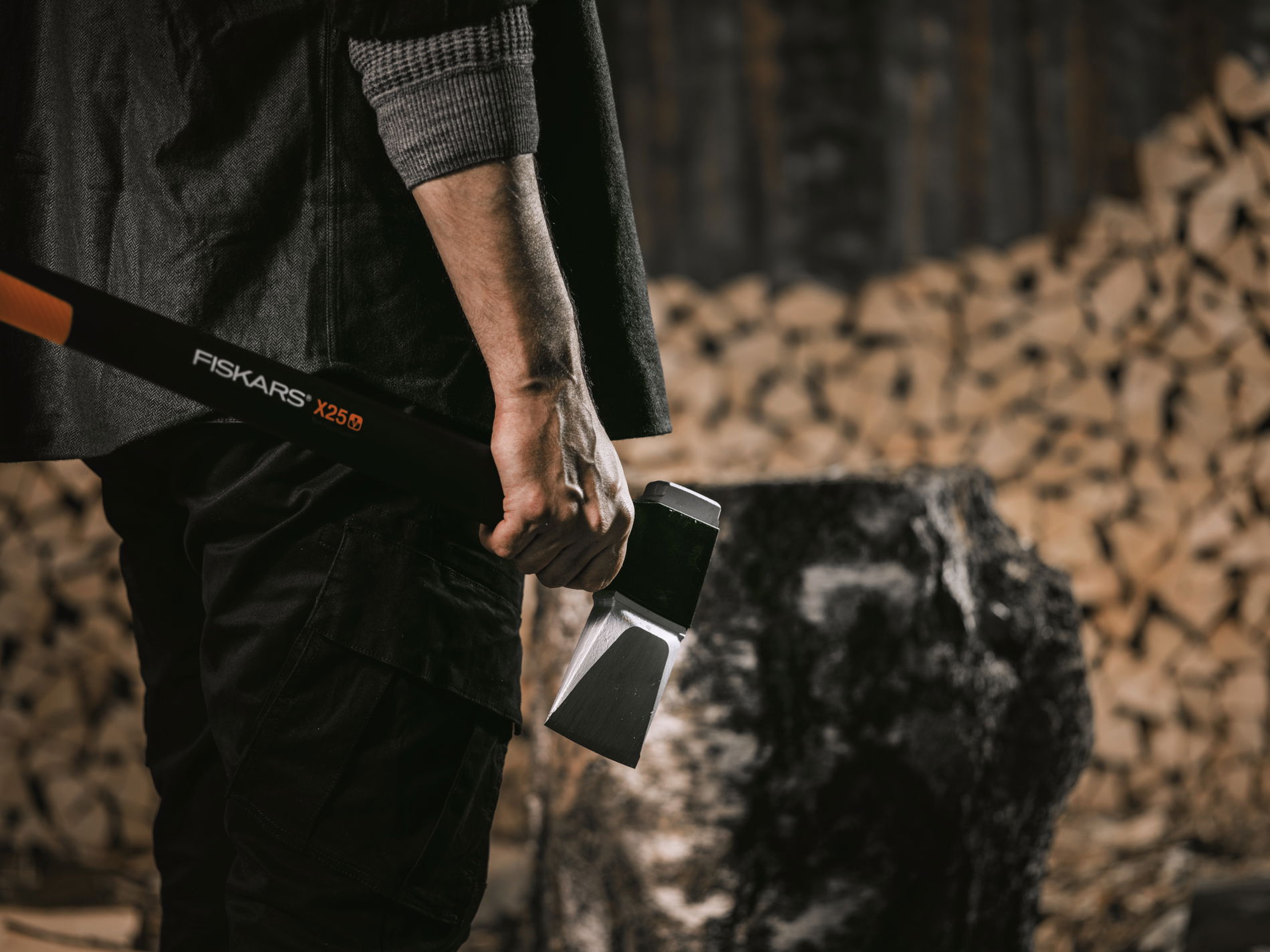 FISKARS X25 XL čierna - oceľová štiepacia sekera