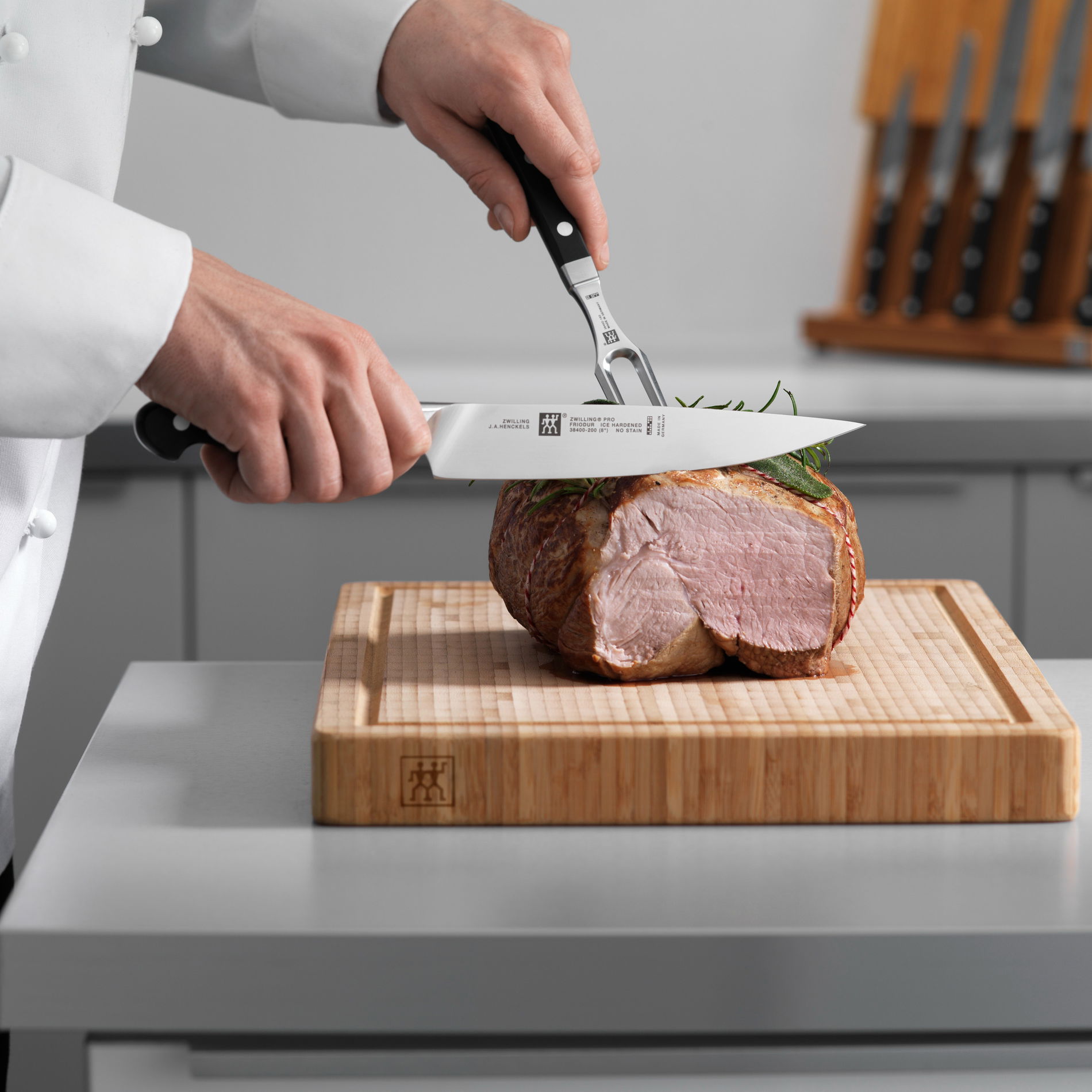 ZWILLING Pro 16 cm - nůž na klobásy z nerezové oceli