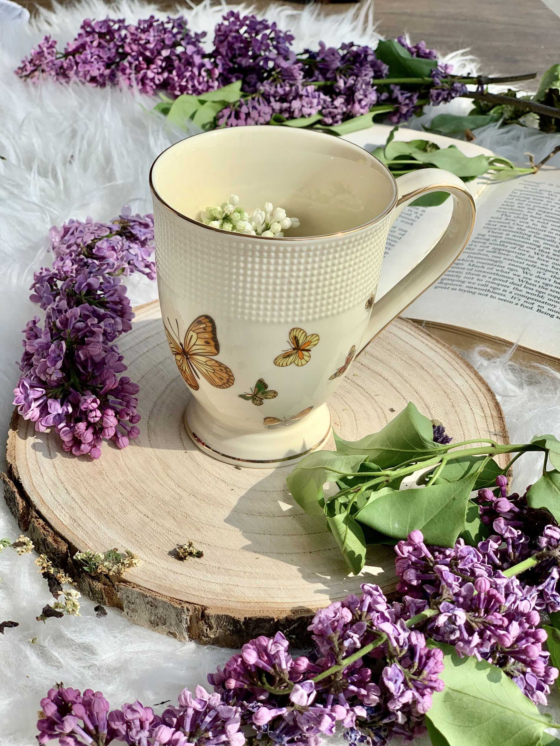 DUO ECRU MOTYLKI 400 ml – porcelánový hrnek na nožce