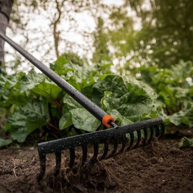 FISKARS Solid Soil Rake čierne - hrable 14-zubé pre pôdu oceľové s rukoväťou