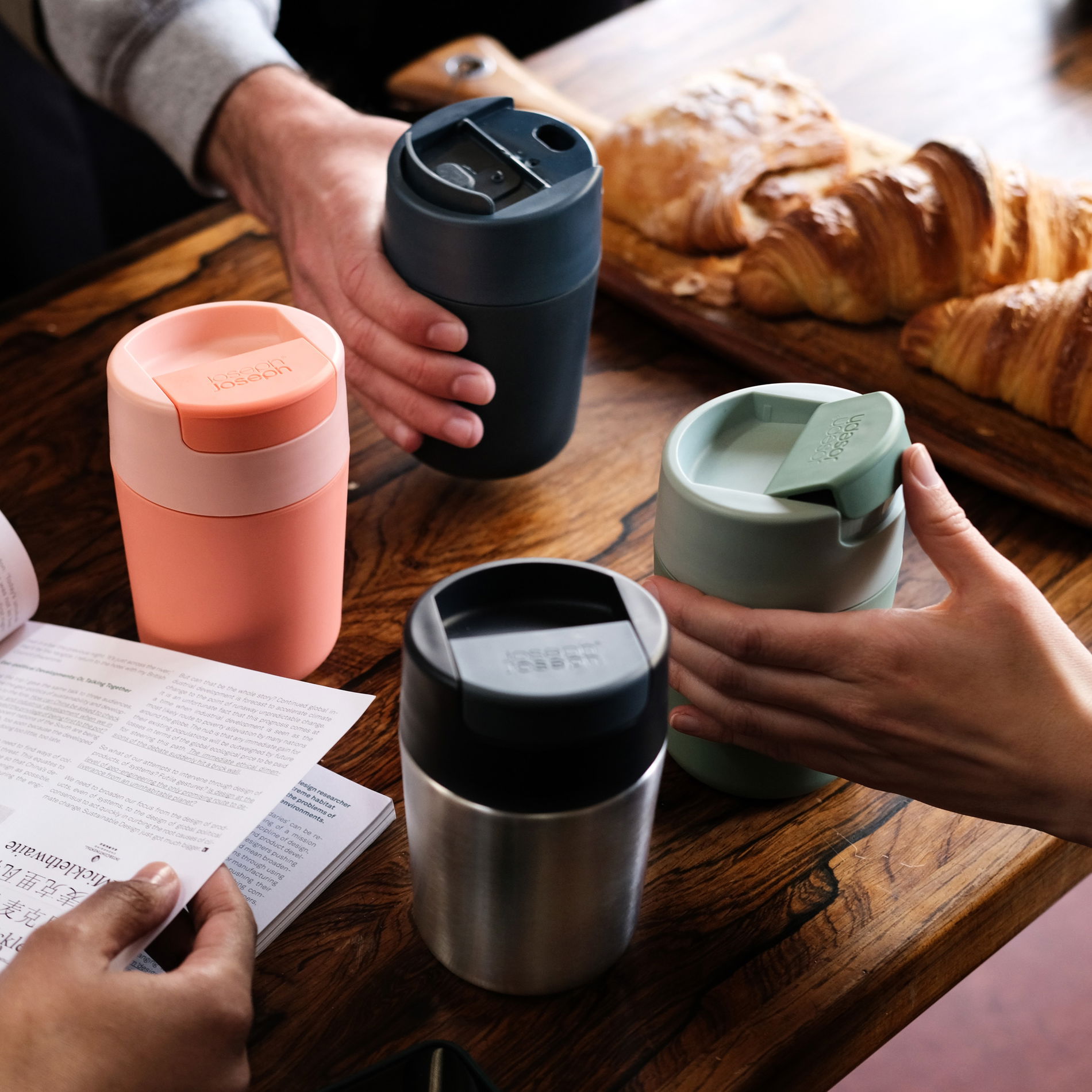 JOSEPH JOSEPH Sipp 340 ml granatowy - kubek plastikowy z pokrywką