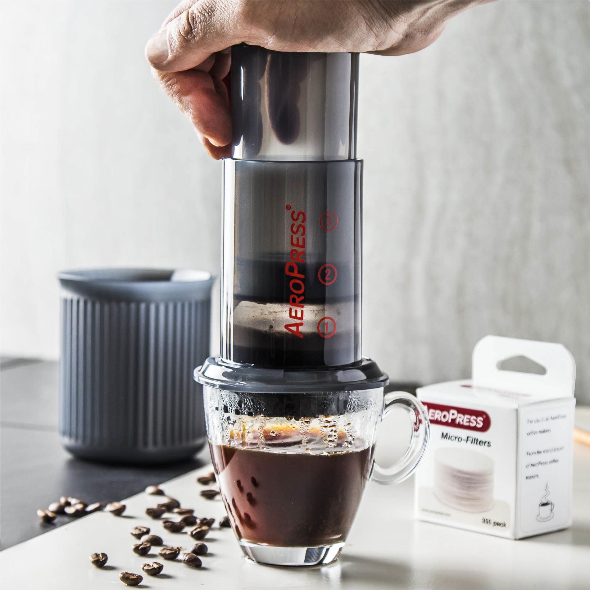 AEROPRESS Go 237 ml černá - plastový kávovar s šálkem