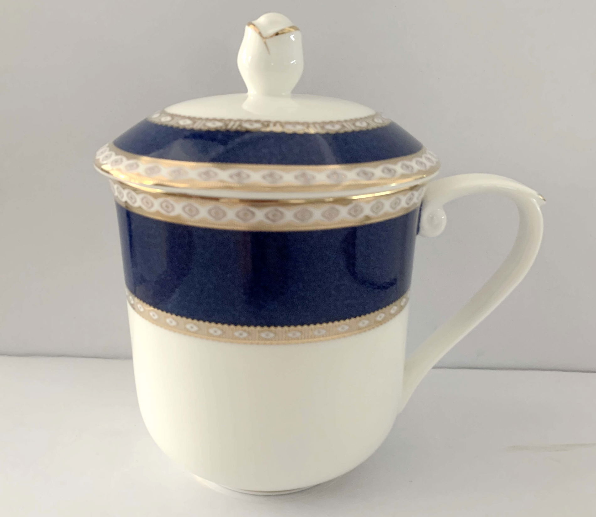 Kubek porcelanowy z zaparzaczem i pokrywką 400 ml