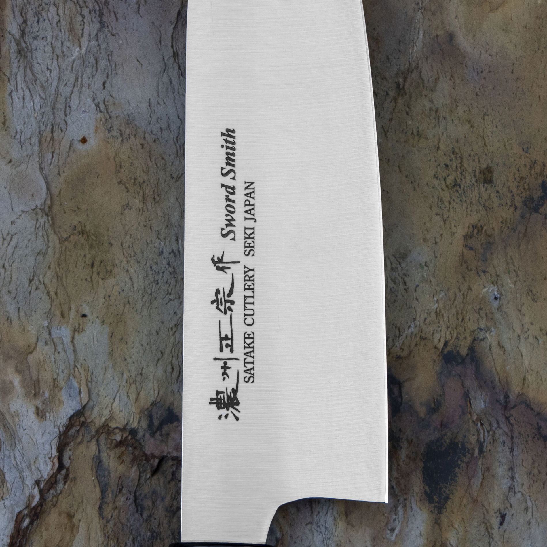 SATAKE Cutlery Mfg Kenta Walnut 17 cm - japonský nůž Santoku z nerezové oceli
