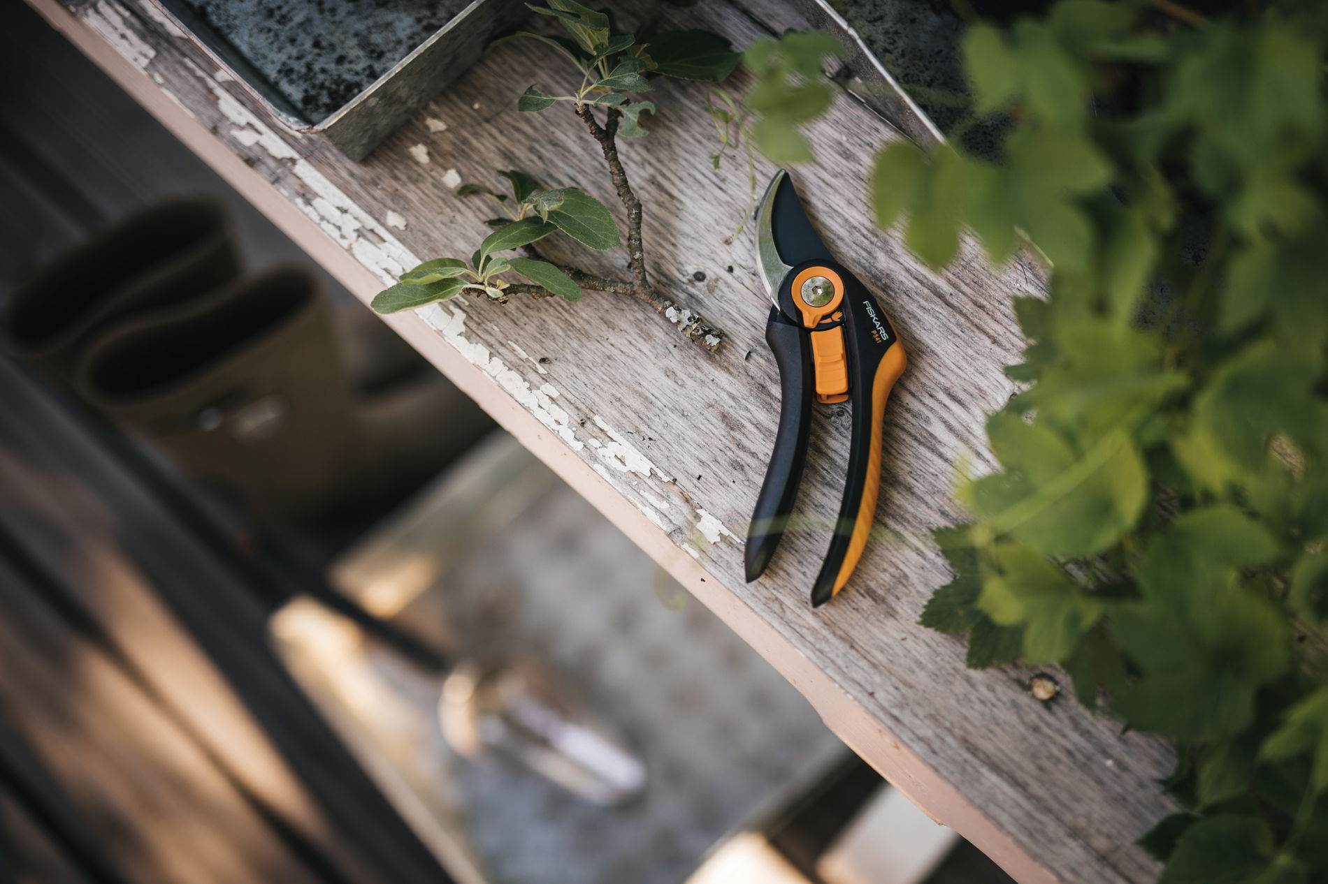 FISKARS Plus Pruner P541 čierny - záhradný sekátor nožnicový oceľový