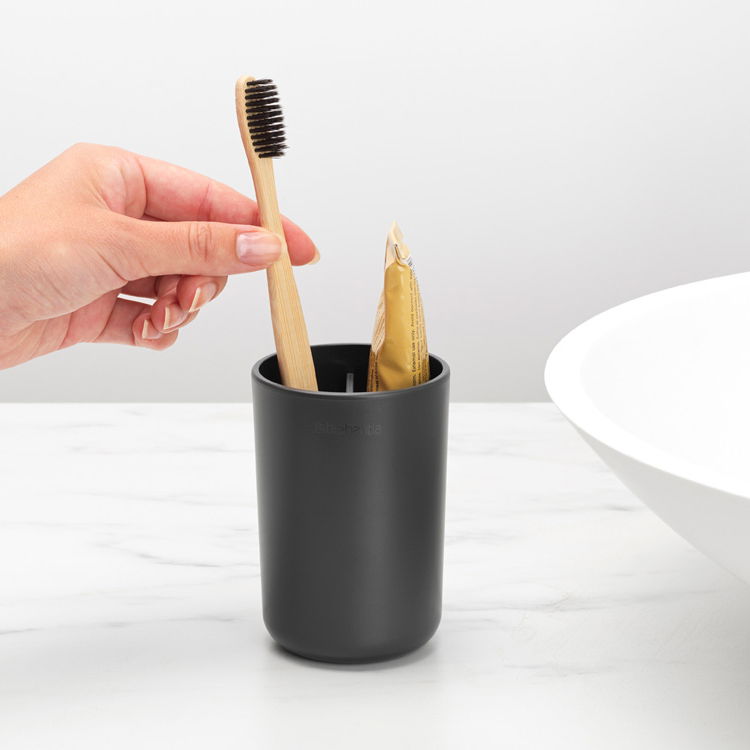 BRABANTIA ReNew tmavě šedý – plastový kelímek na kartáčky do koupelny