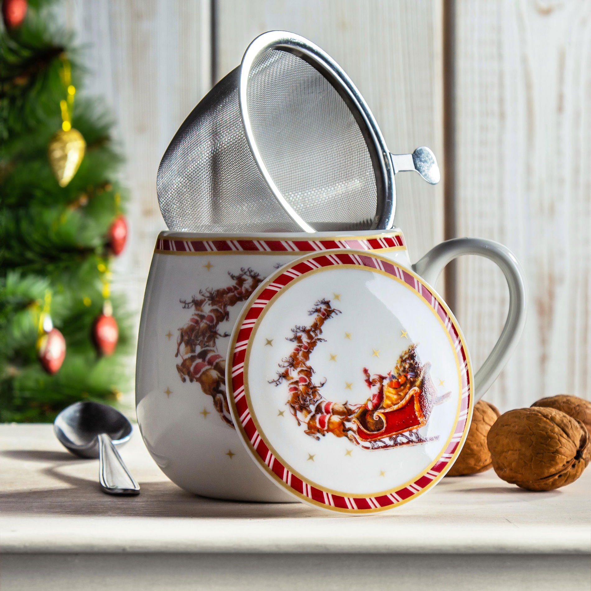 Porcelánový hrnček s čajovým infúzerom a vekom DUO SANTA ON SLEIGH 430 ml