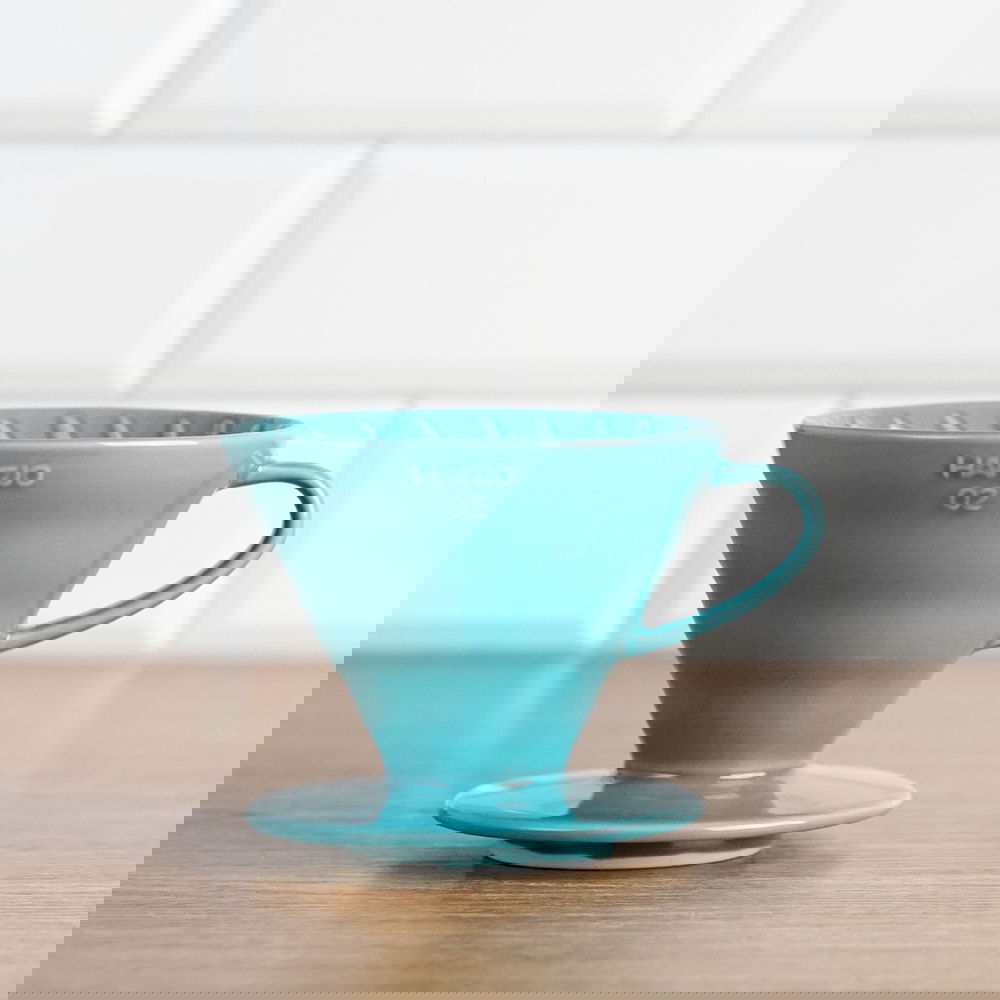 HARIO Dripper V60-02 tyrkysový – keramický dripper/filtr na kávu