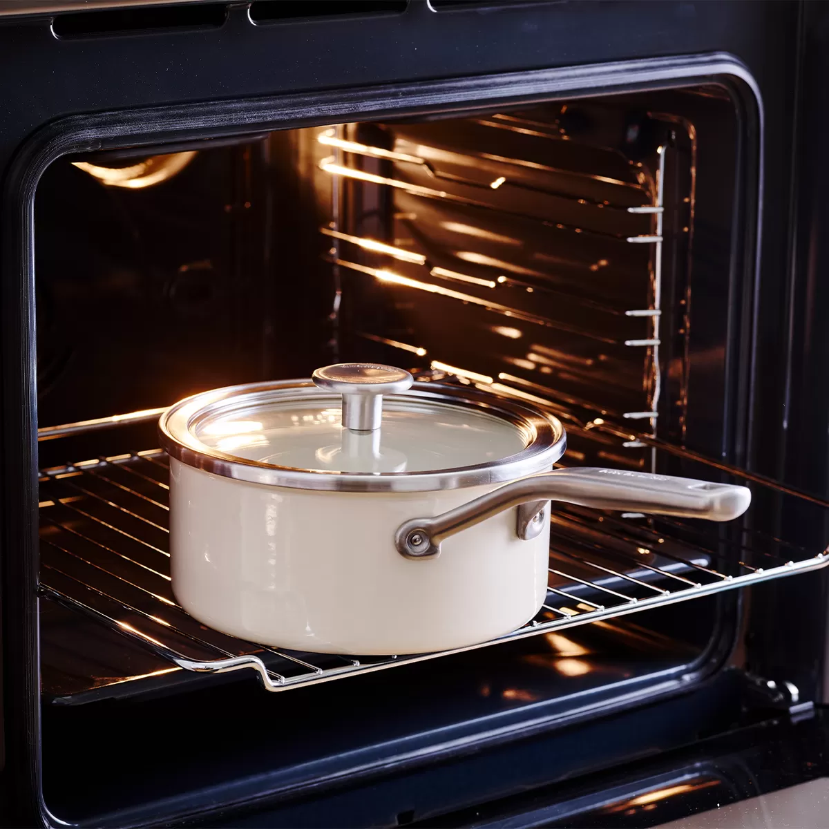 KITCHENAID Steel Core Enamel 2 l krémový - smaltovaný kastrol s poklicí