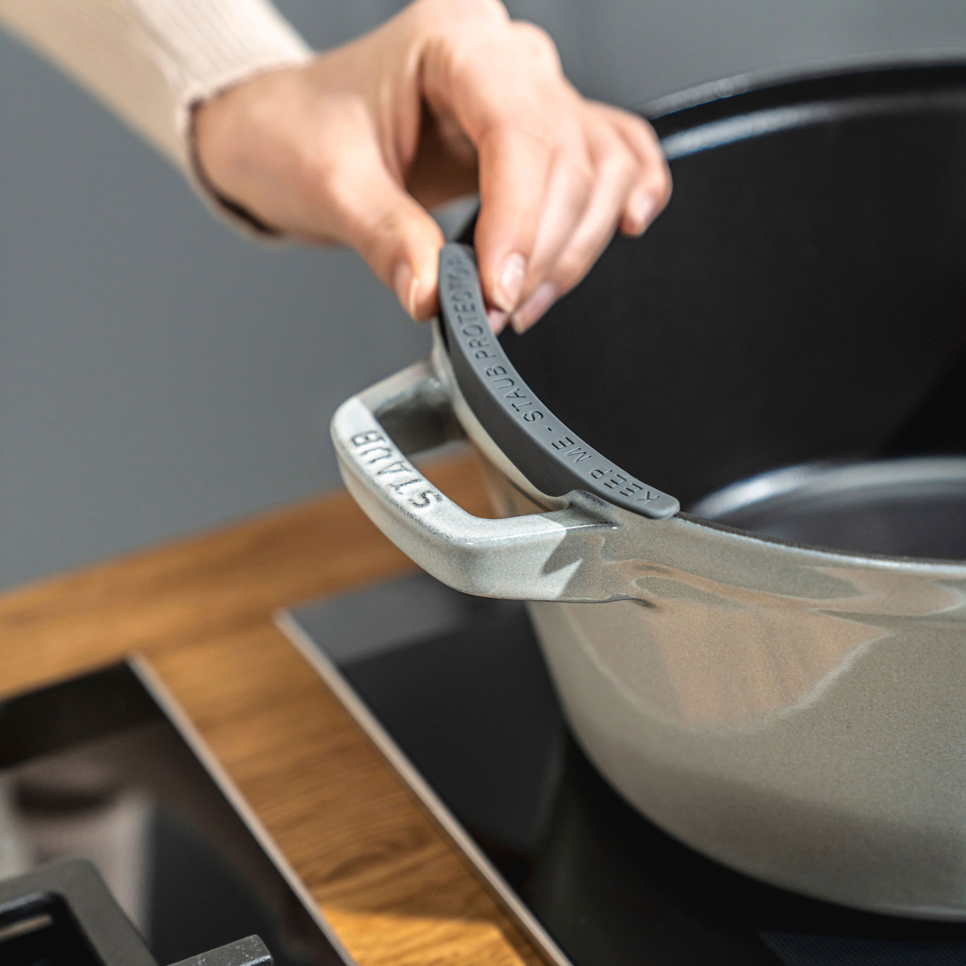 STAUB Cast Iron 4,2 l svetlosivý - železný hrniec s pokrievkou a panvicou
