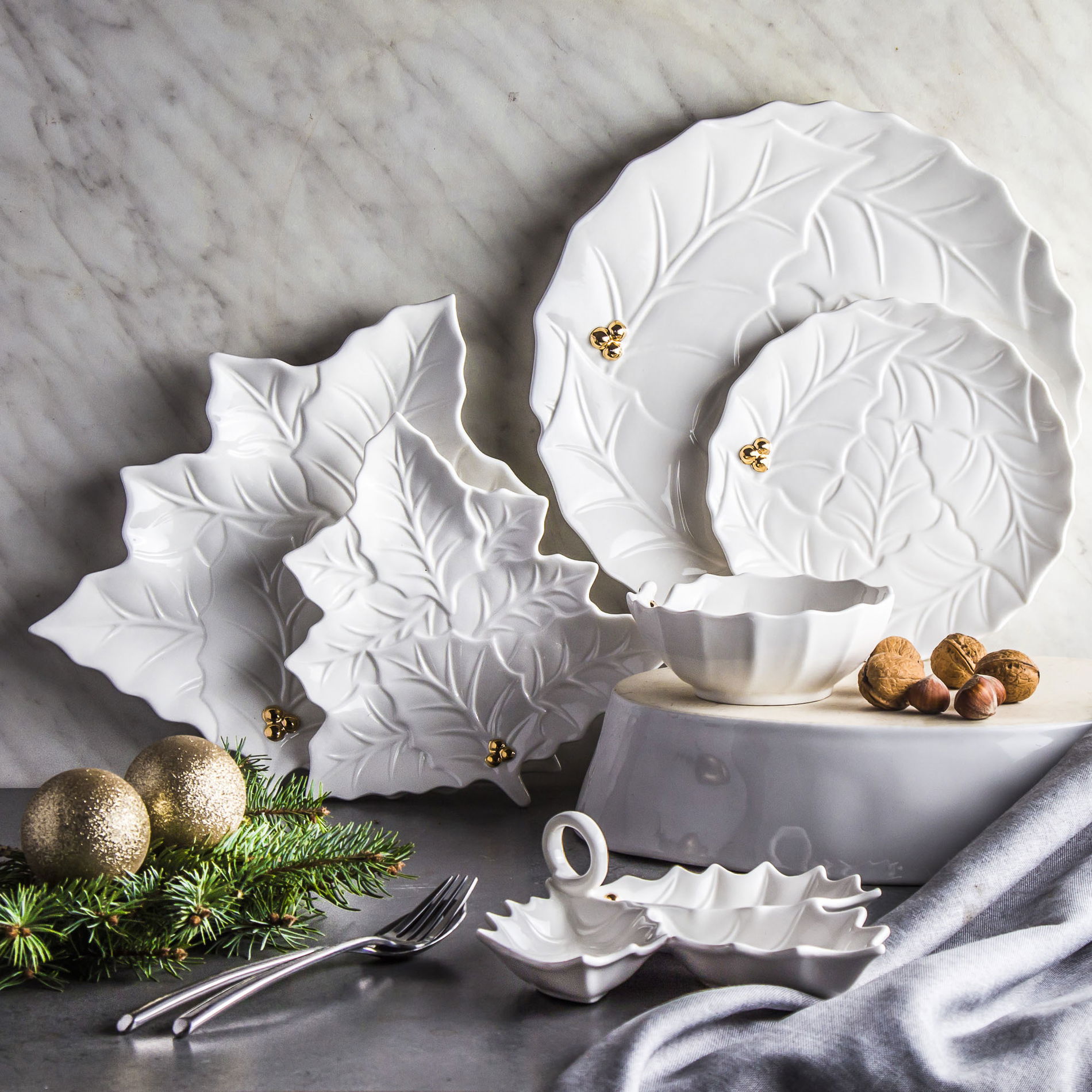 Porcelánový talíř HOLLY AND BERRIES WHITE 30 cm