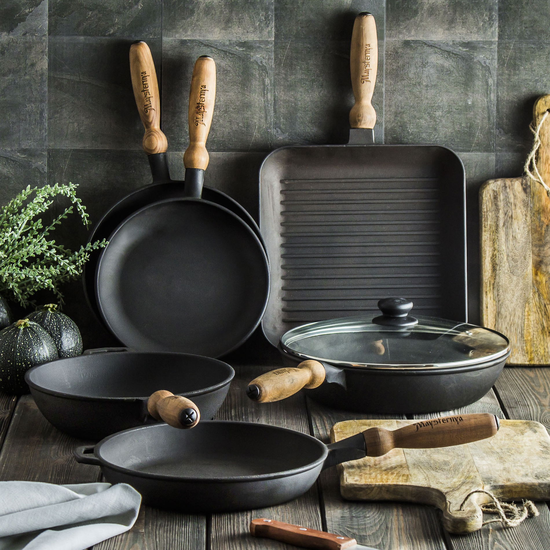 Litinová pánev na palačinky MAYSTERNYA WOOD 22 cm