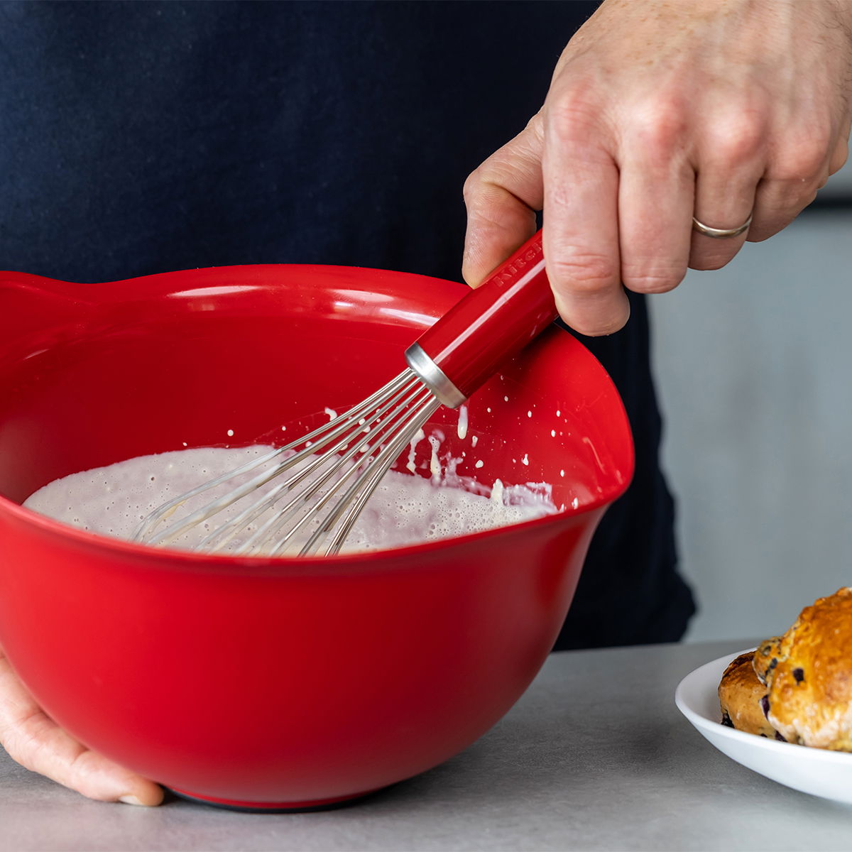 KITCHENAID Empire Red 2 el. - kuchynský šľahač / vajíčková metla s silikónovou lopatkou