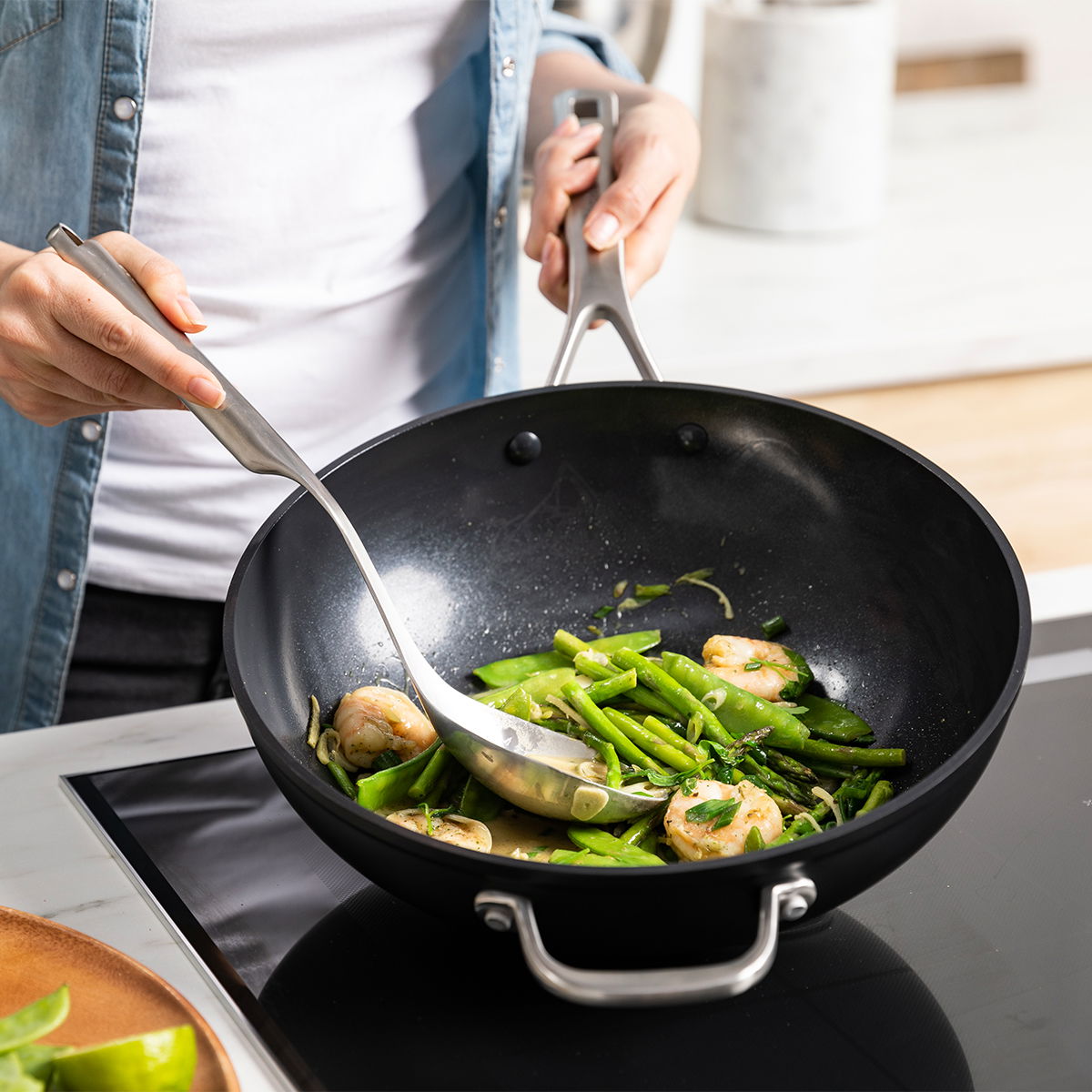 KITCHENAID Kovový tvrzený hliník 30 cm - keramická pánev / wok