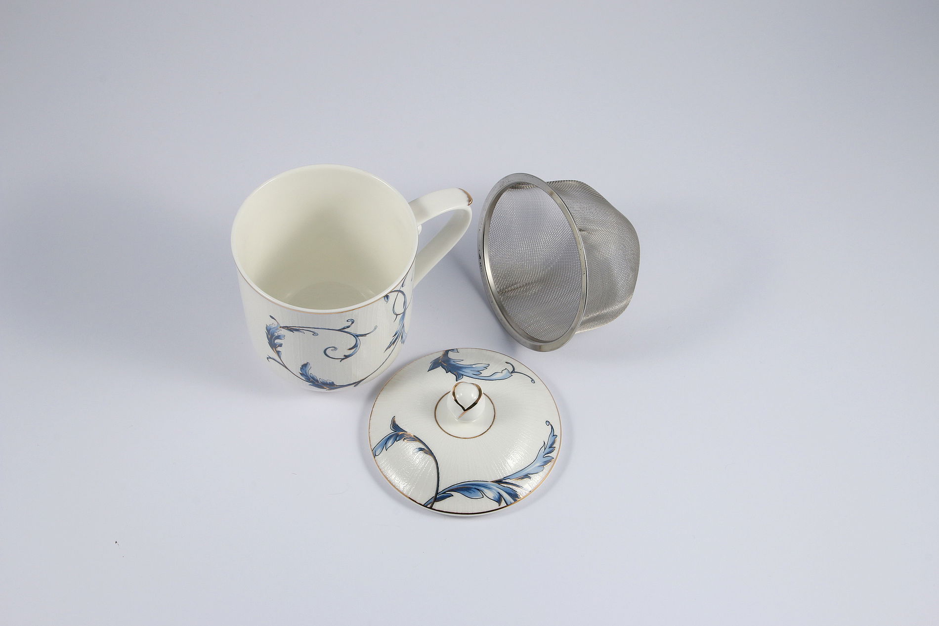 Porcelánový hrníček s infuzérem a víkem 380 ml