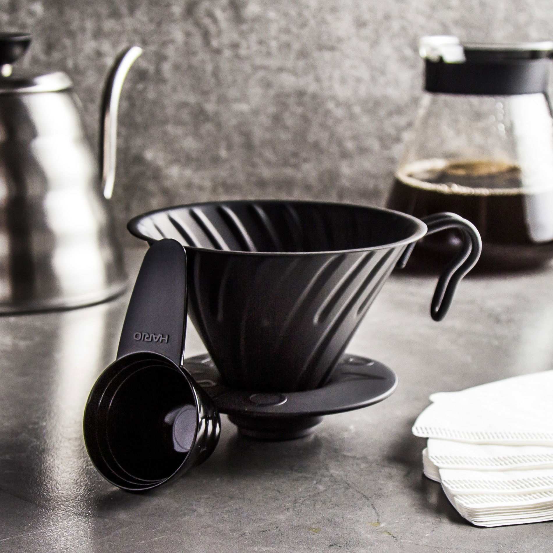 HARIO Drip V60-02 černý – nerezový dripper/filtr na kávu