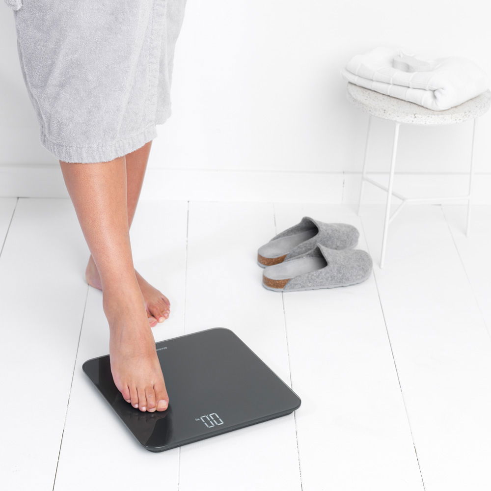 BRABANTIA ReNew 30 x 30 cm čierna - elektronická sklenená kúpeľňová váha