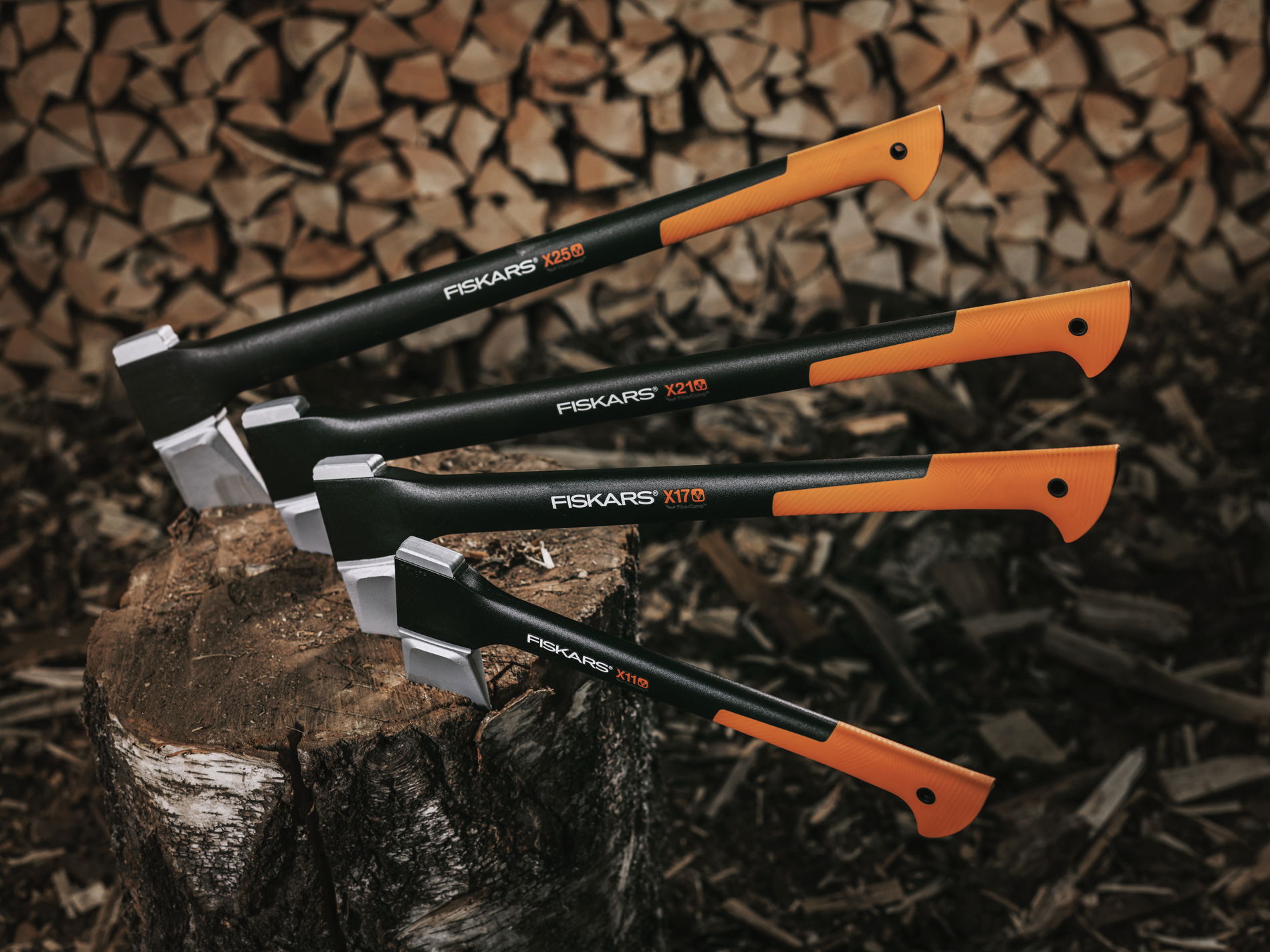 FISKARS X25 XL čierna - oceľová štiepacia sekera