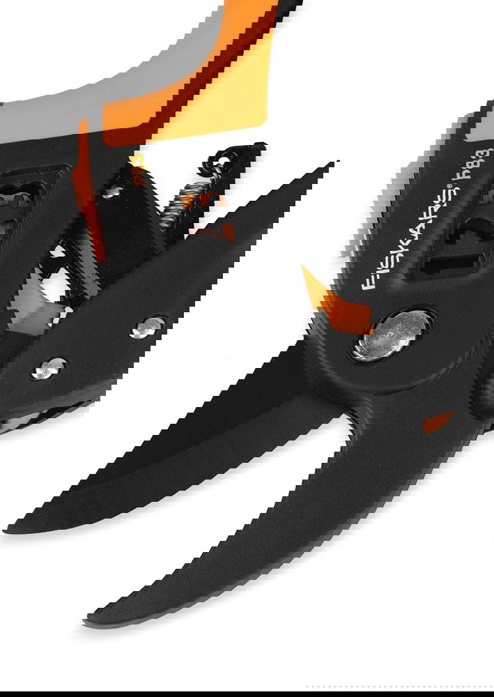 FISKARS PowerStep P83 čierny - záhradný kladivkový ručný oceľový sekátor