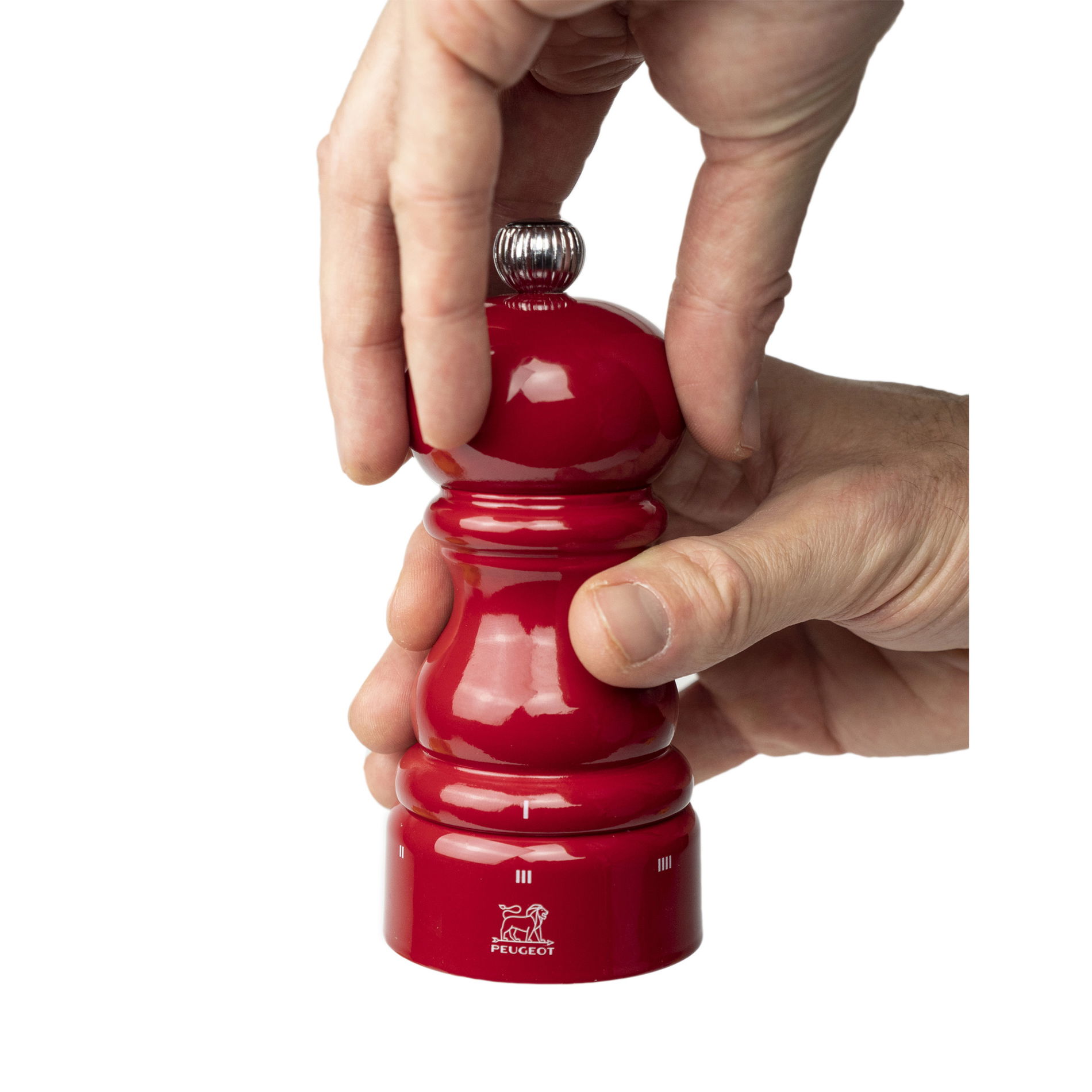 PEUGEOT Paris Lacquer Red Passion 12 cm tmavě červená - dřevěný ruční mlýnek na pepř