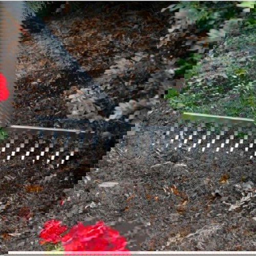 FISKARS Ergo Soil Rake šedé - ocelové zemní hrábě