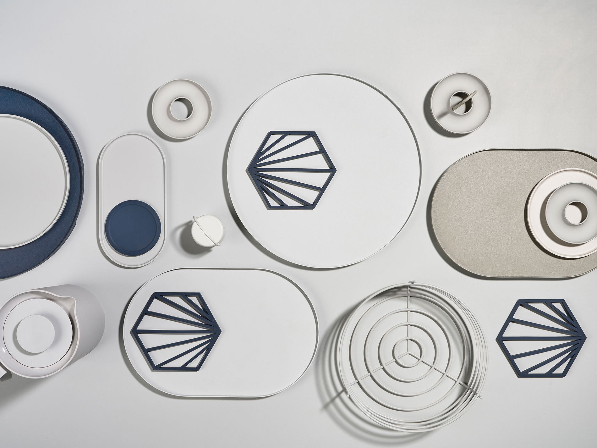 ZONE DENMARK Singles 35 cm - kovová podnos na servírování