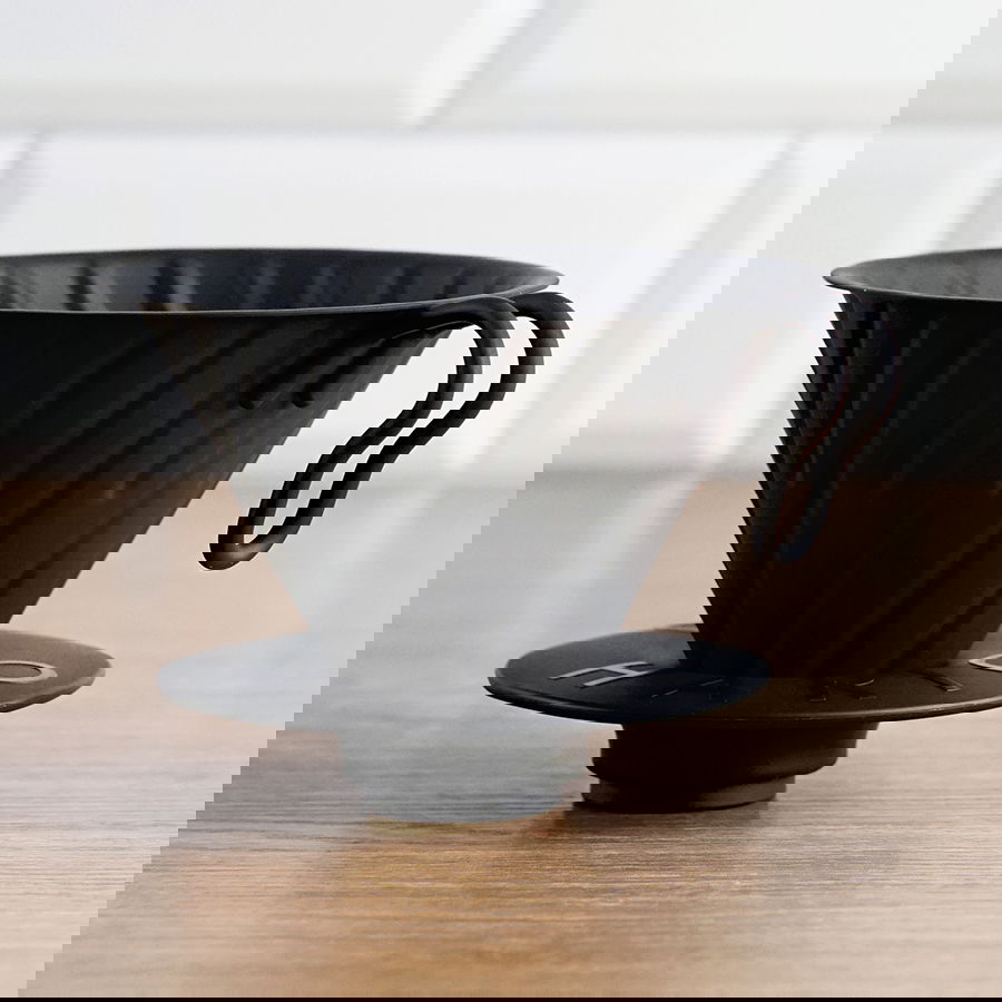 HARIO Drip V60-02 černý – nerezový dripper/filtr na kávu