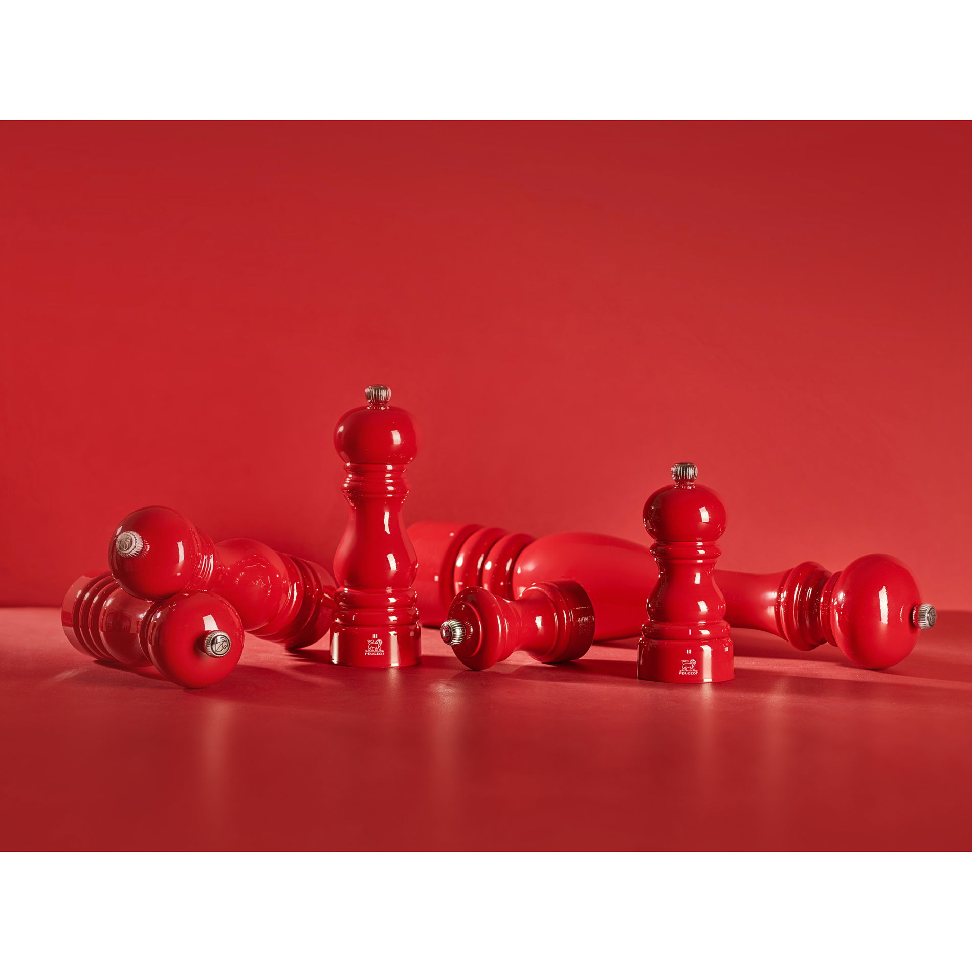 PEUGEOT Paris Lacquer Red Passion 22 cm tmavě červená - dřevěný ruční mlýnek na pepř