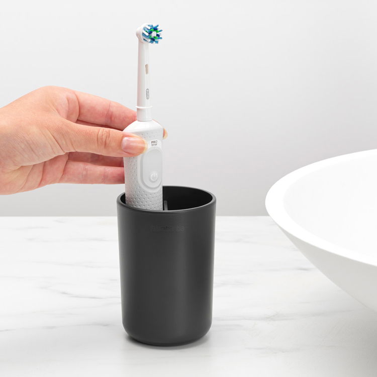 BRABANTIA ReNew tmavě šedý – plastový kelímek na kartáčky do koupelny