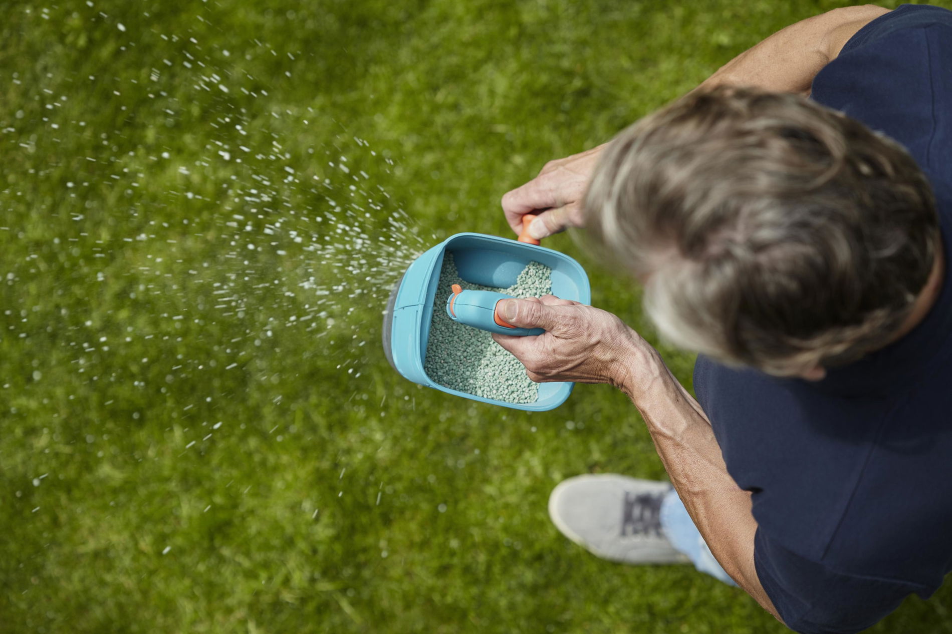 GARDENA Handrotary M modrý - ručný hnojiaci rozmetadlo
