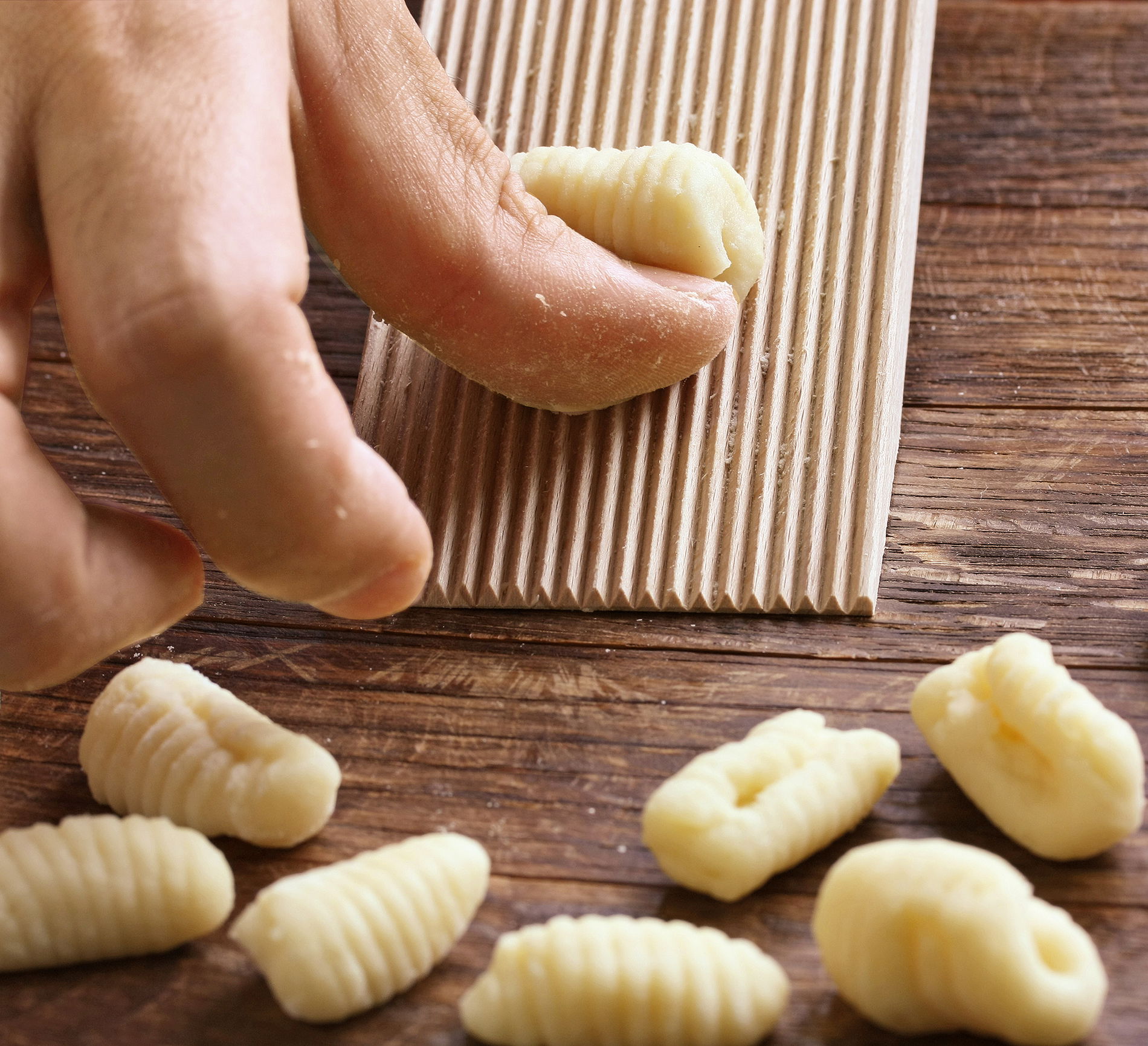 KUCHENPROFI Pastacasa - deska do klusek gnocchi i garganelli drewniana z wałkiem