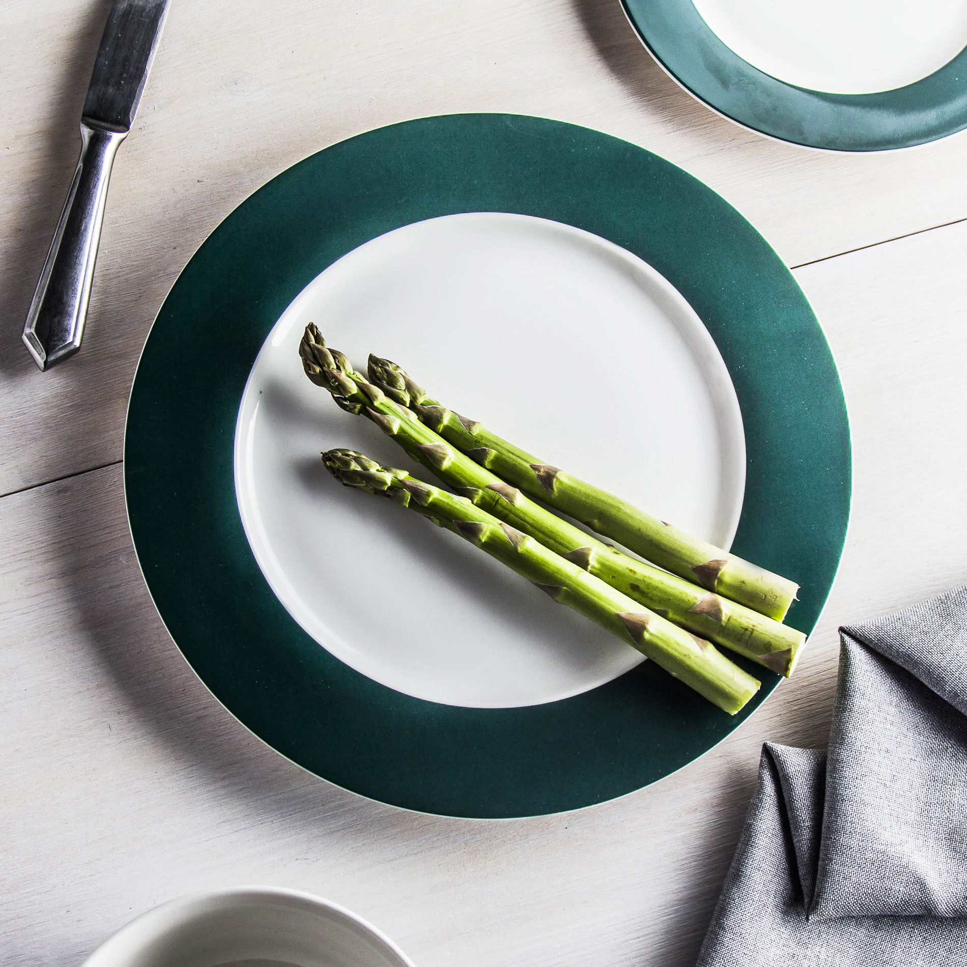 AMBITION Aura Green 27 cm tmavě zelený - porcelánový obědový talíř