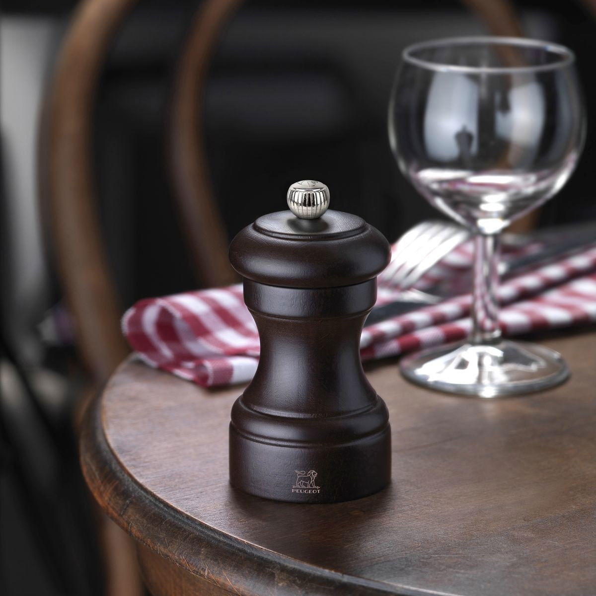 PEUGEOT Bistro 10 cm ciemnobrązowy - młynek do soli drewniany ręczny PEUGEOT Bistro 10 cm ciemnobrązowy - młynek do soli drewniany ręczny