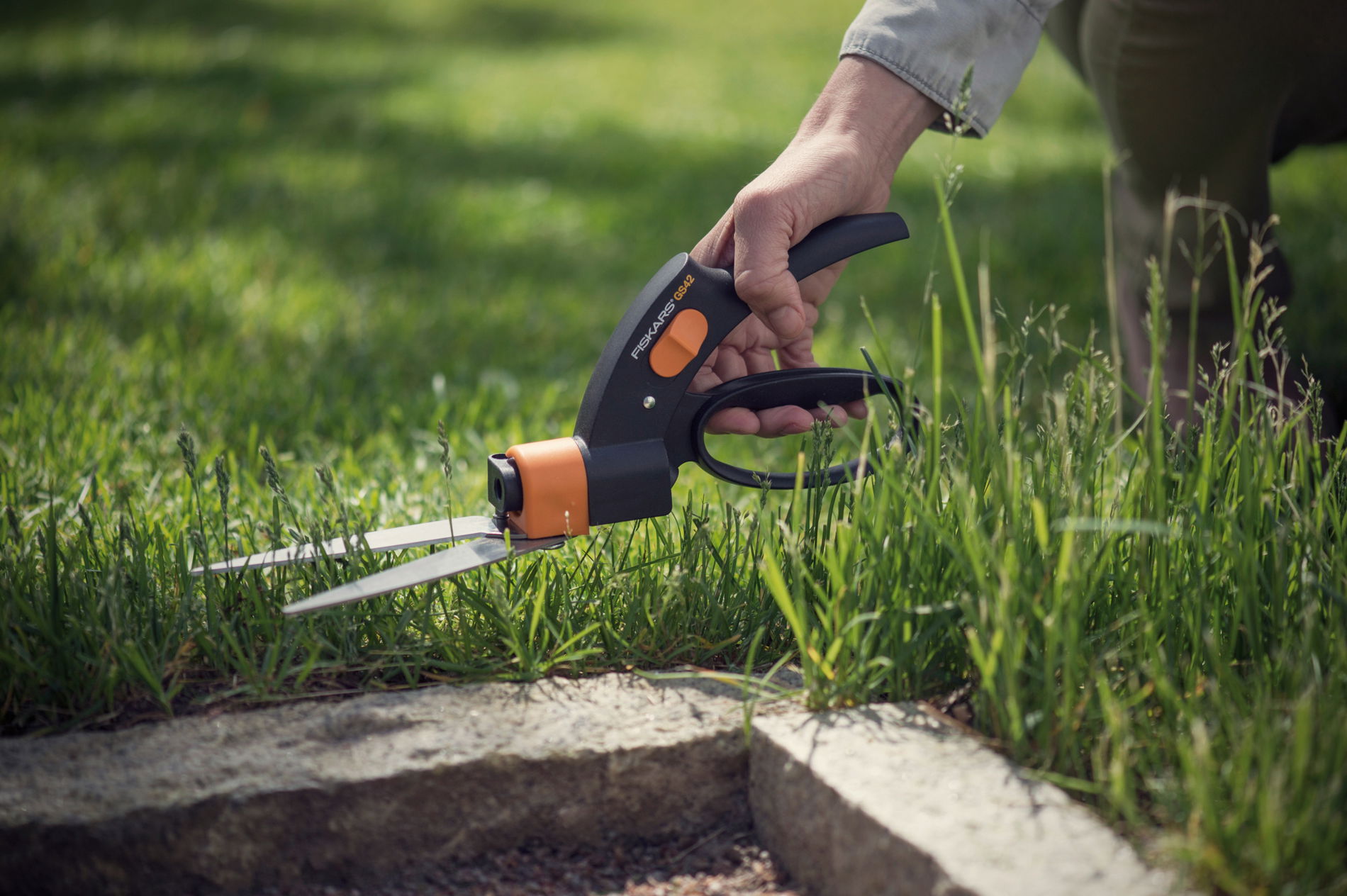 FISKARS SerwoSystem GS42 čierne - záhradné nožnice na trávu z nehrdzavejúcej ocele