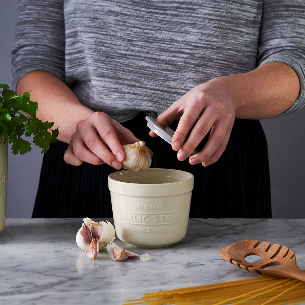 MASON CASH Innovative Kitchen biely - keramická nádoba na cesnak s strúhadlom