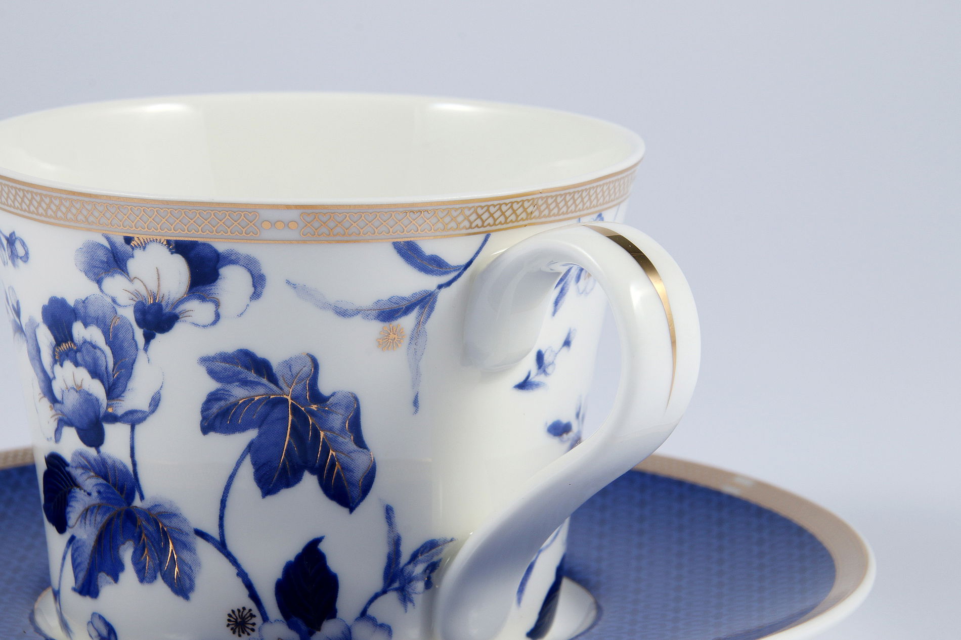 Porcelánová šálka na kávu a čaj so spodkom 200 ml