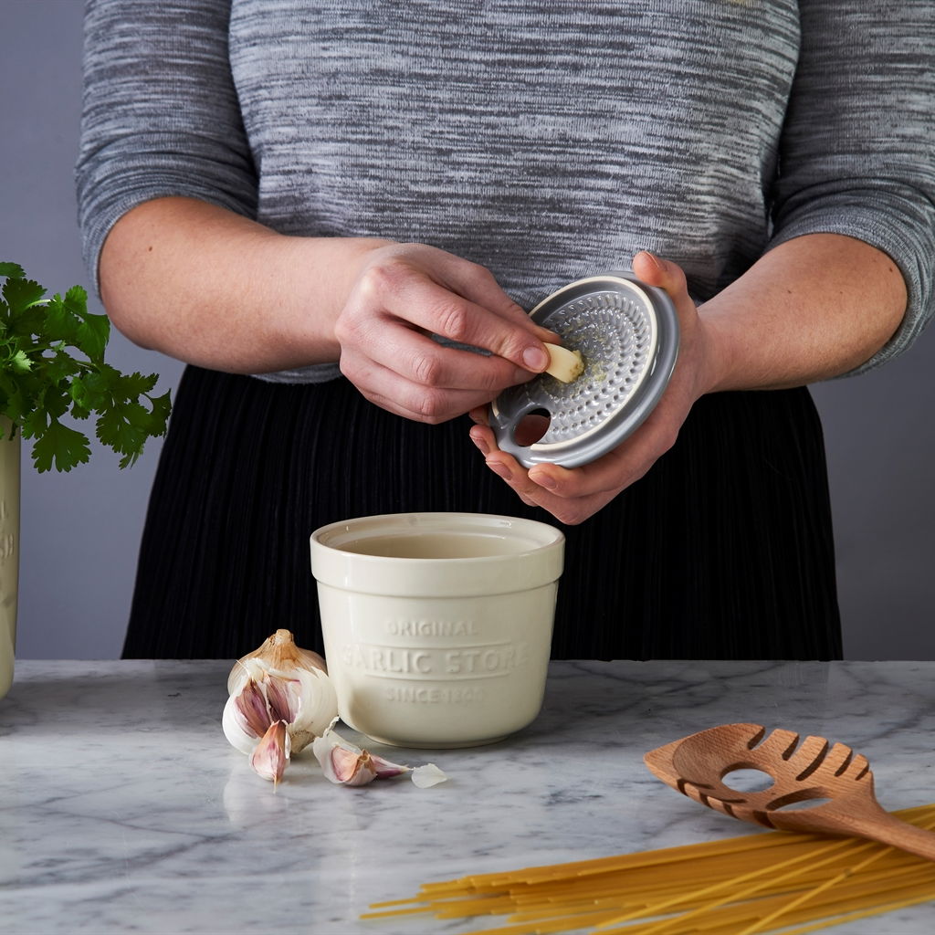 MASON CASH Innovative Kitchen biely - keramická nádoba na cesnak s strúhadlom