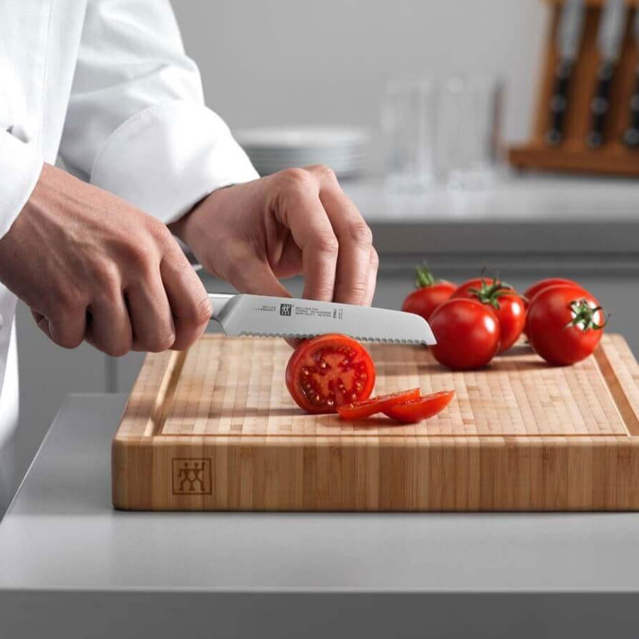 ZWILLING Pro 13 cm - nóż uniwersalny z ząbkami ze stali węgowej