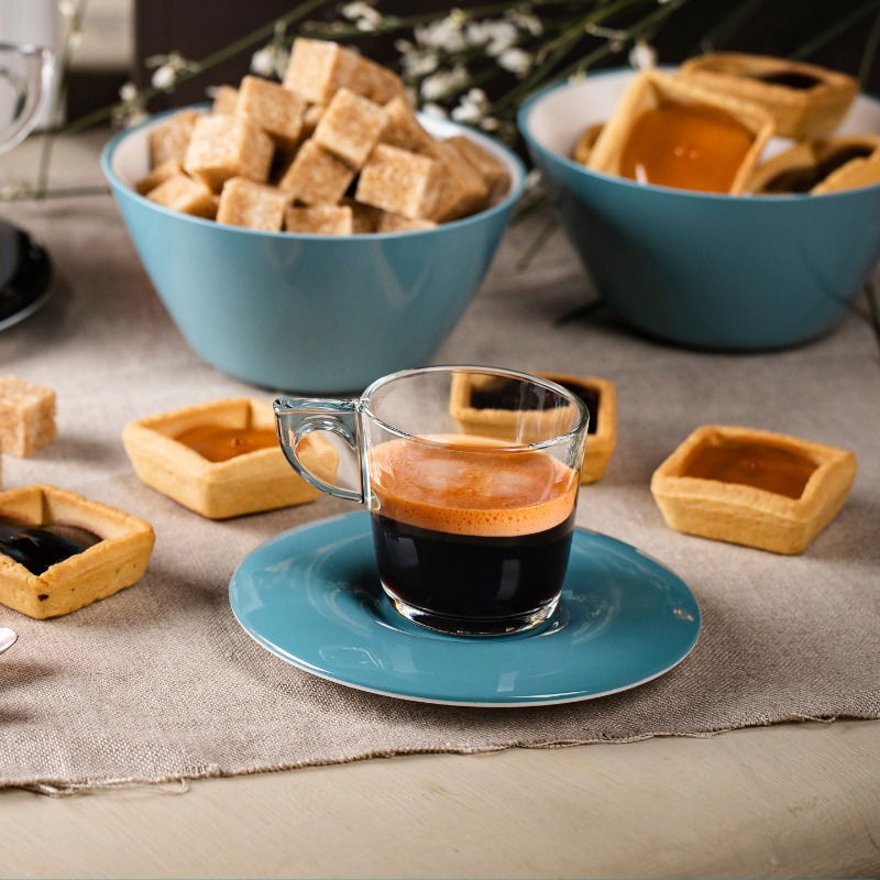 Sklenené šálky na espresso s tanierikmi OMADA EAT POP ČIERNE 100 ml 4 ks