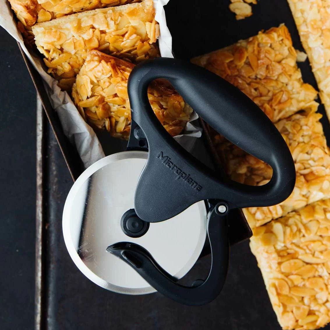 MICROPLANE Specialty - nůž na krájení pizzy z nerezové oceli