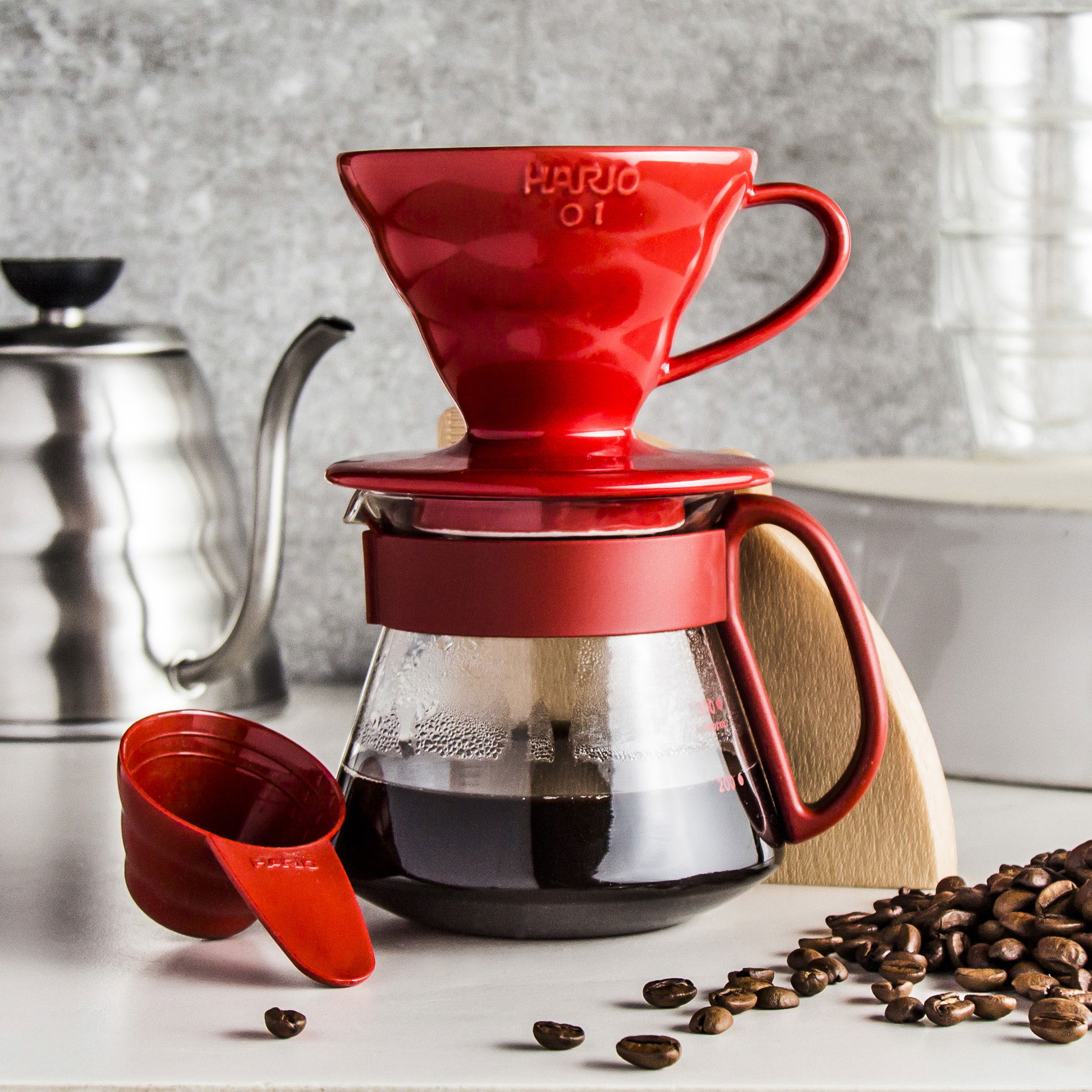 HARIO V60-01 Dripper And Pot 0,4 l červený – keramický dripper na kávu s konvičkou, filtry a měrkou