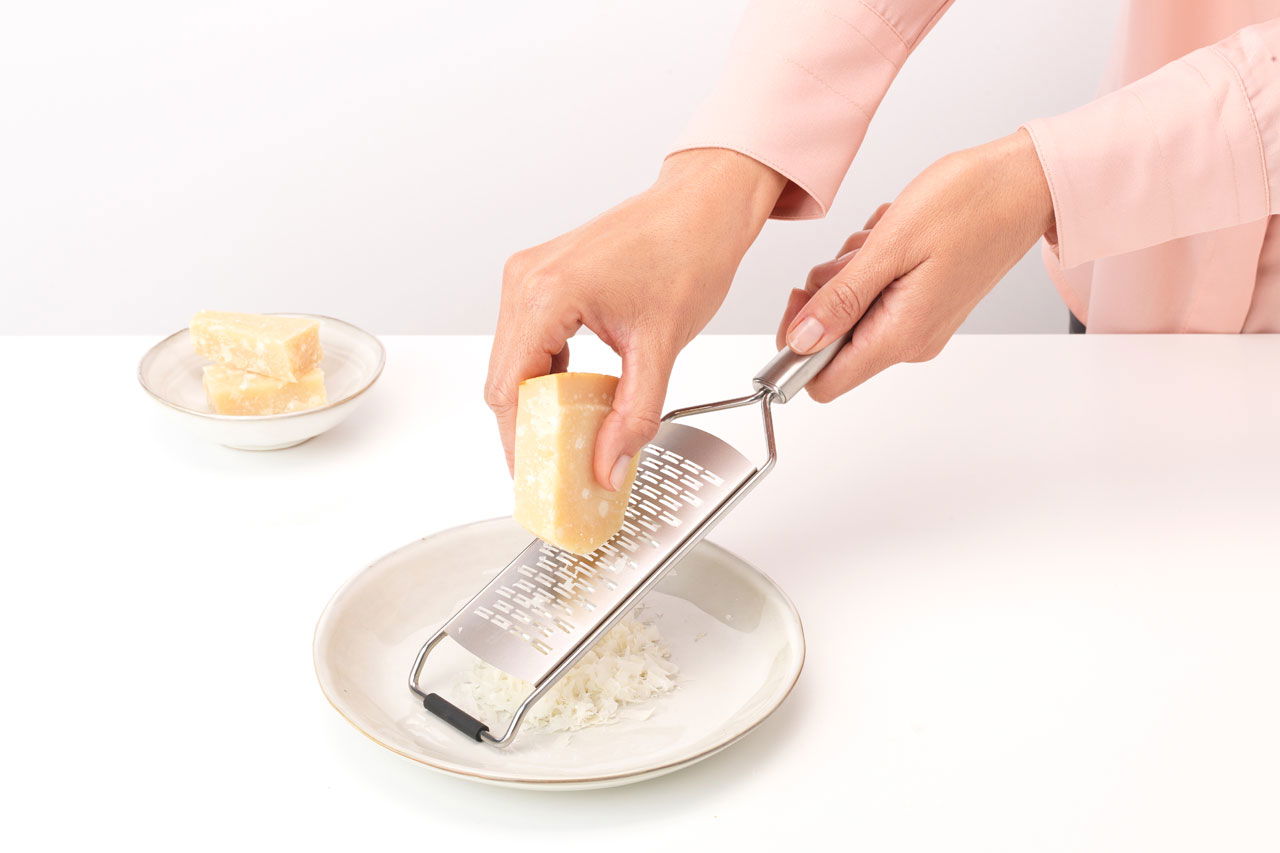 BRABANTIA Profile 30 cm – ruční, nerezové, kuchyňské struhadlo na zeleninu a sýr
