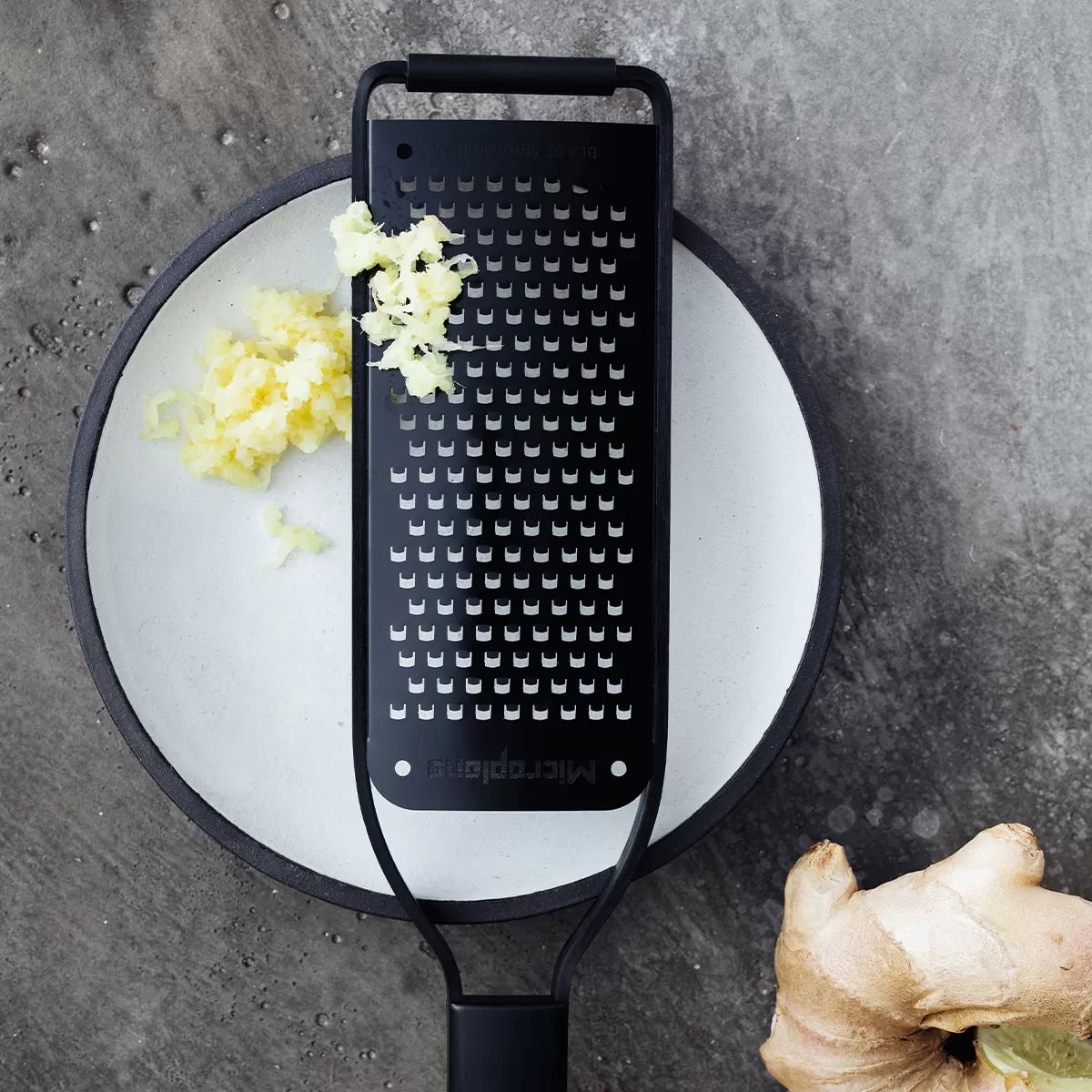 MICROPLANE Black Sheep Coarse 30 cm - ruční kuchyňské struhadlo na sýr a zázvor z nerezové oceli