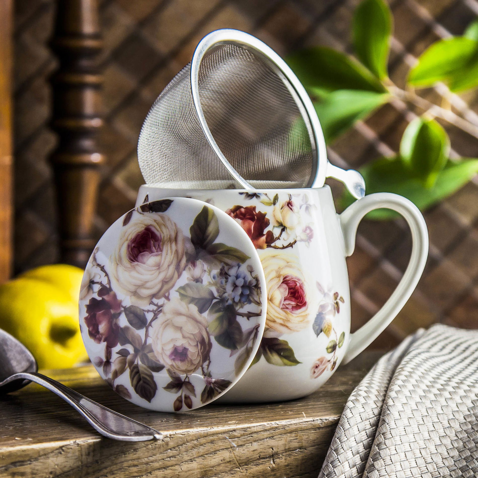 Porcelánový hrnček s čajovým infúzerom a vekom DUO ROMANTIC ZAHRA BIELY 430 ml