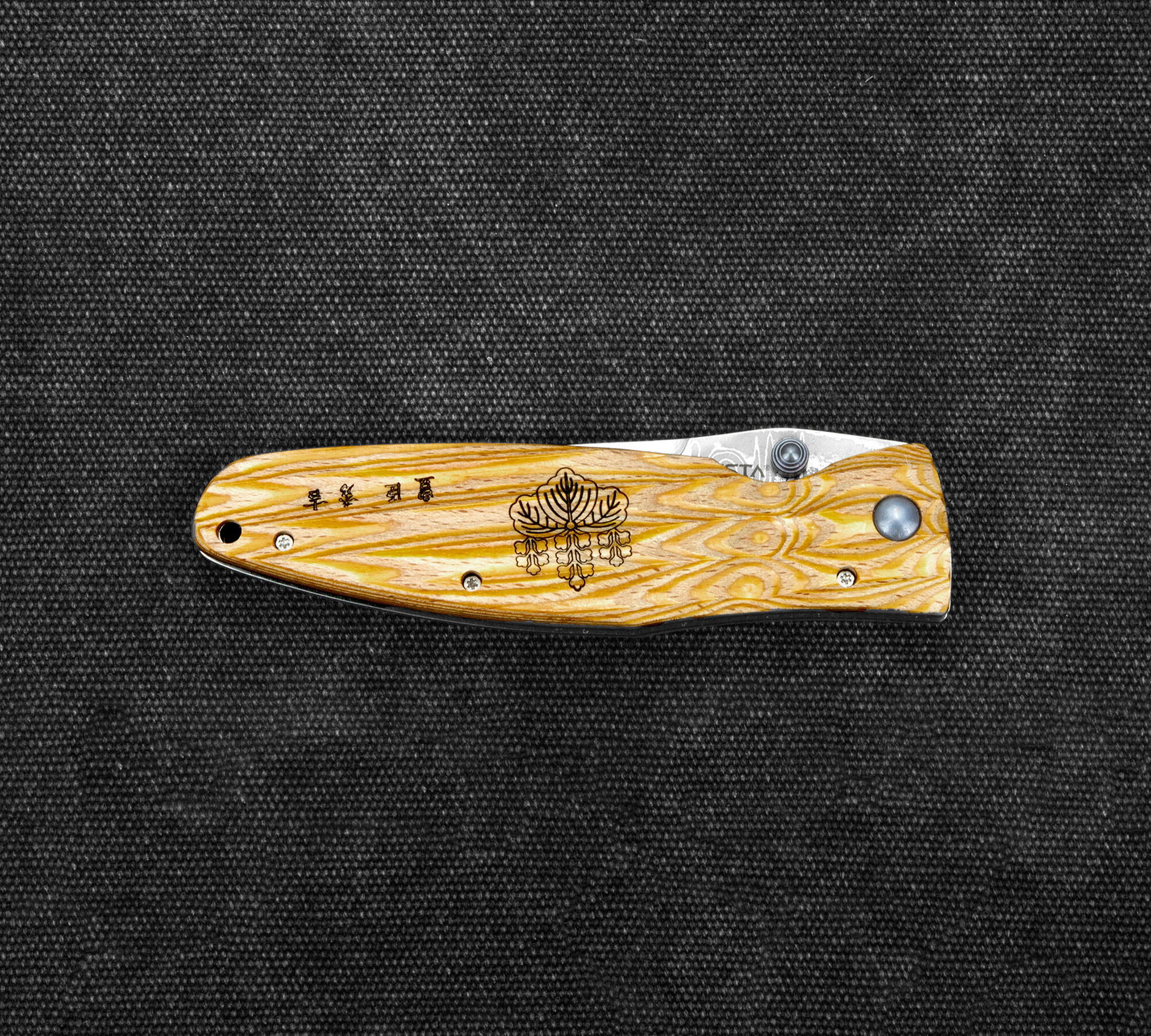 MCUSTA Sengoku Yellow Pakka Damascus 8,5 cm - japoński nóż survivalowy składany ze stali damasceńskiej