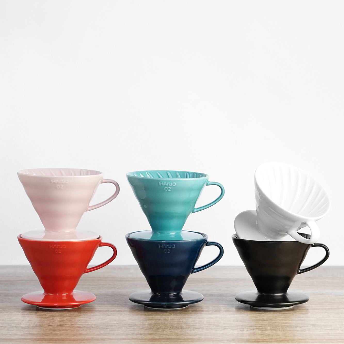HARIO Dripper V60-01 červený – plastový dripper na kávu s měrkou